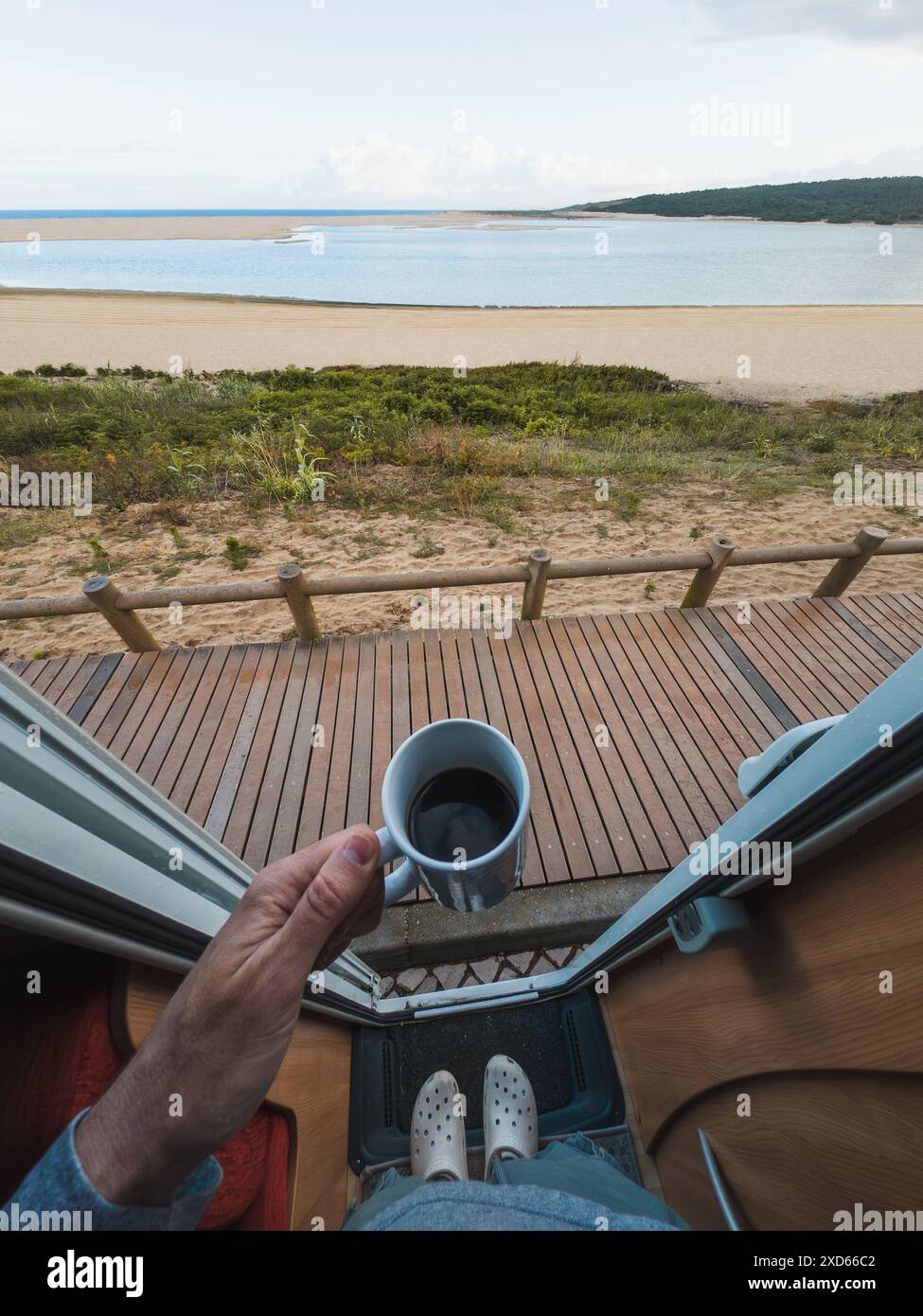 Caffè mattutino con belle vedute del mare dal punto di vista personale del camper Foto Stock
