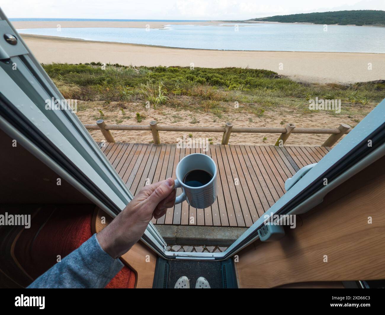 Vista sul mare con una tazza di caffè dal punto di vista personale del camper Foto Stock