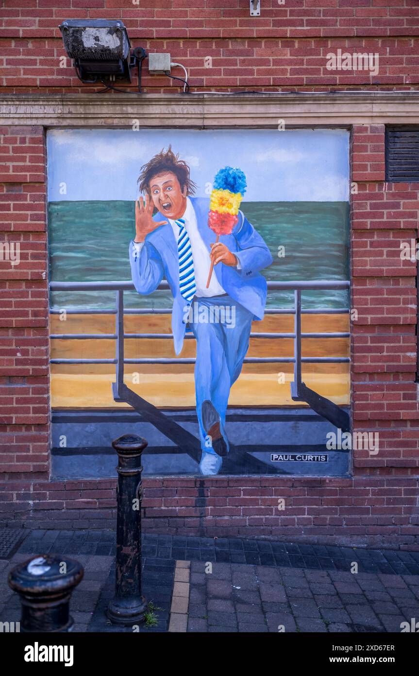 Murales di Ken Dodd e The Diddy Men con testi della sua canzone numero uno degli anni '1960 in mostra vicino alla stazione di Liverpool Lime Street Foto Stock