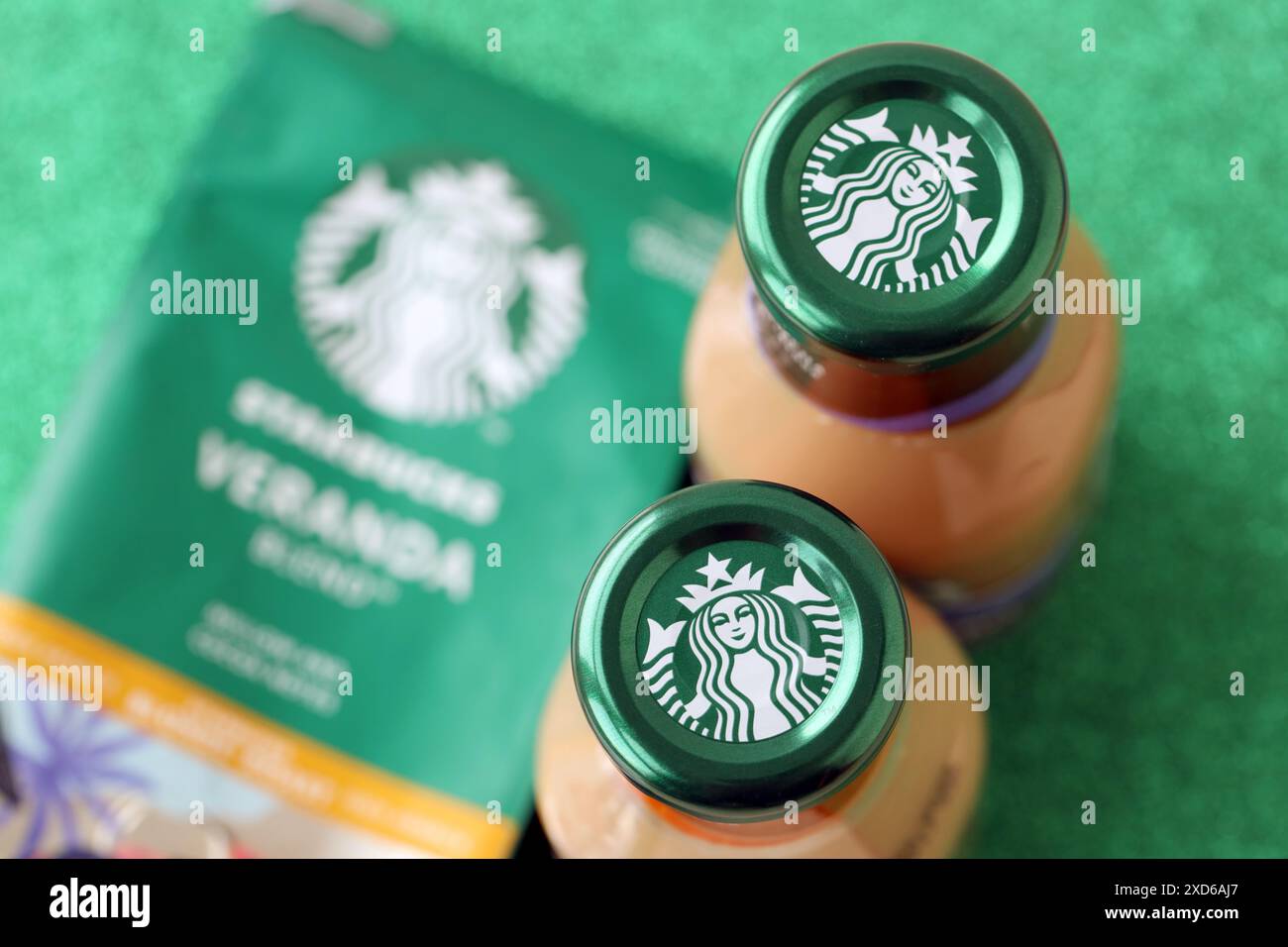 KIEV, UCRAINA - 20 APRILE 2024 Starbucks Frappuccino Coffee drink. Starbucks con sede a Seattle è la più grande azienda di caffè al mondo, con oltre 20.000 negozi in 62 paesi Foto Stock