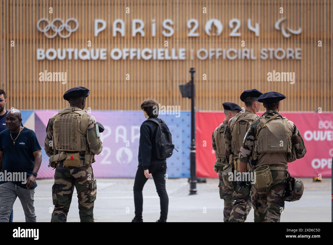 Una squadra vigipirata è presente in pattuglia nelle vicinanze di un luogo che ospiterà i Giochi Olimpici di Parigi, vicino agli Champs-Elysées. Manca poco più di un mese all'apertura dei Giochi Olimpici di Parigi del 2024, la squadra vigipirata del governo francese mantiene il suo piano di sicurezza al massimo livello: "Attenzione all'urgenza". Segna un ulteriore inasprimento della postura vigipirata in tutti i luoghi all'aperto e gli incontri relativi ai Giochi Olimpici e Paralimpici di Parigi del 2024. Foto Stock