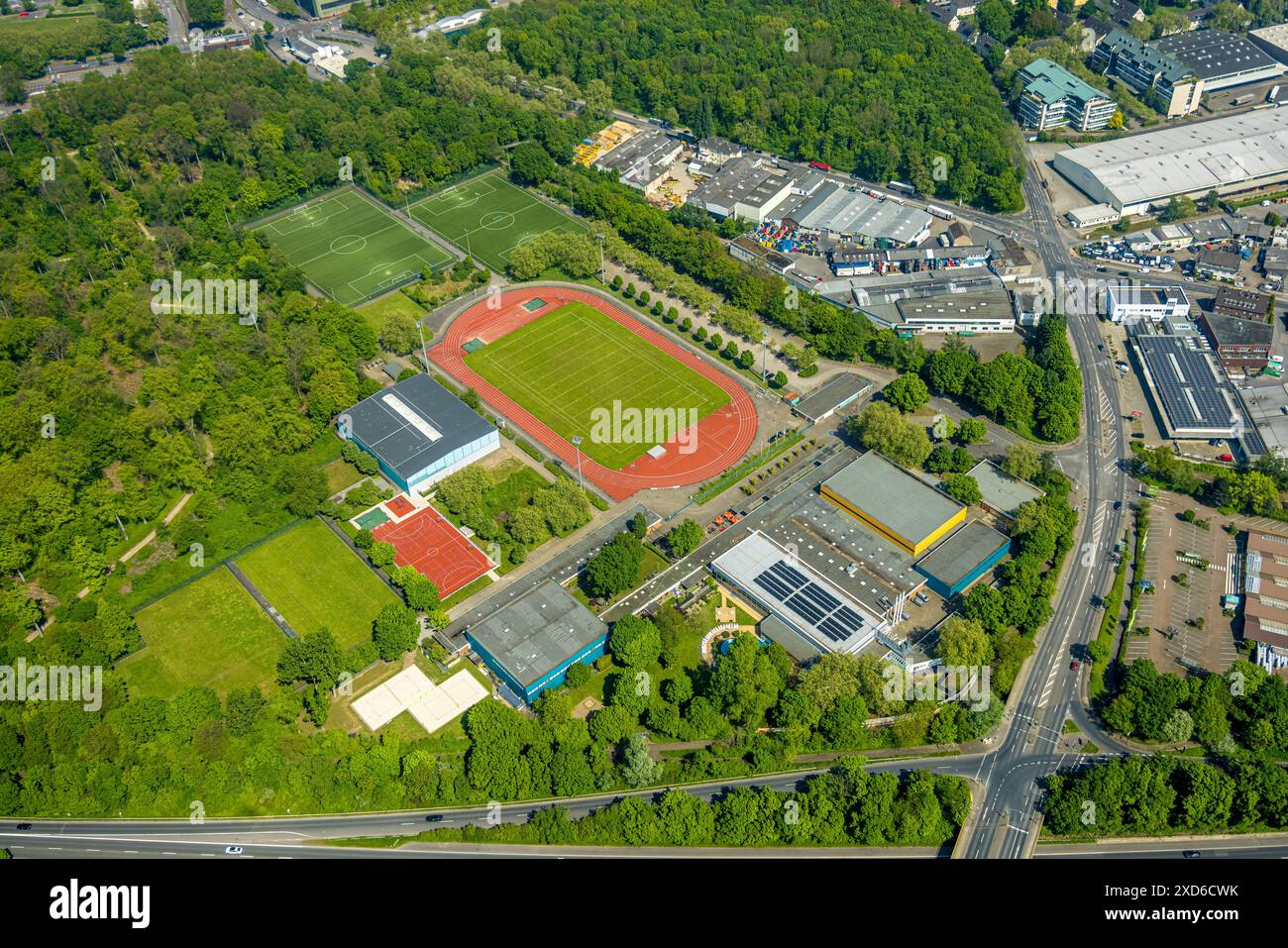 Vista aerea, stadio di calcio e atletica dello Sportpark Niederheid, piscina per famiglie Niederheid, zona industriale di Nürnberger Straße, Holthausen, Düsse Foto Stock