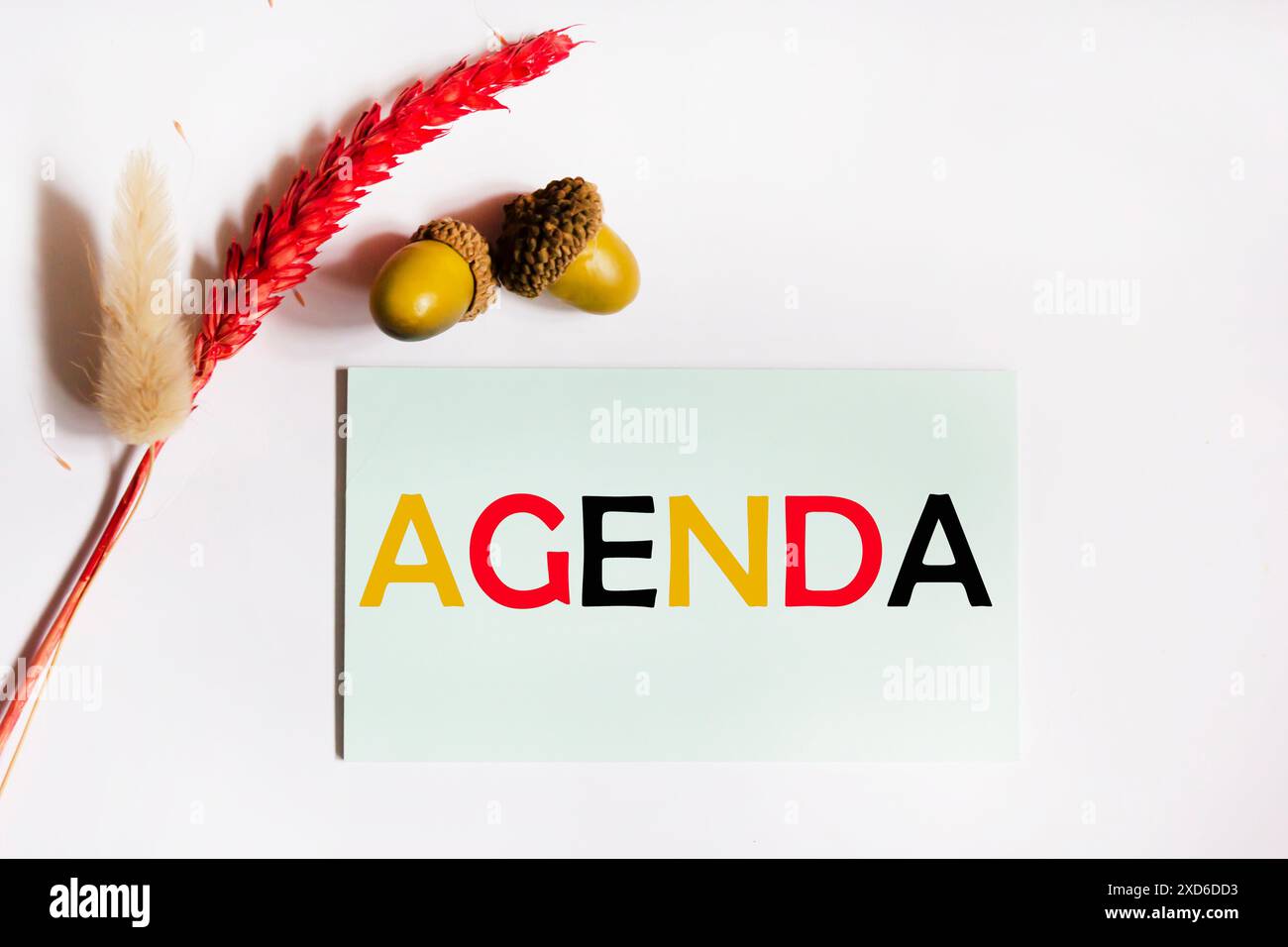 lettere dell'alfabeto con la parola agenda. il concetto dell'agenda di oggi Foto Stock