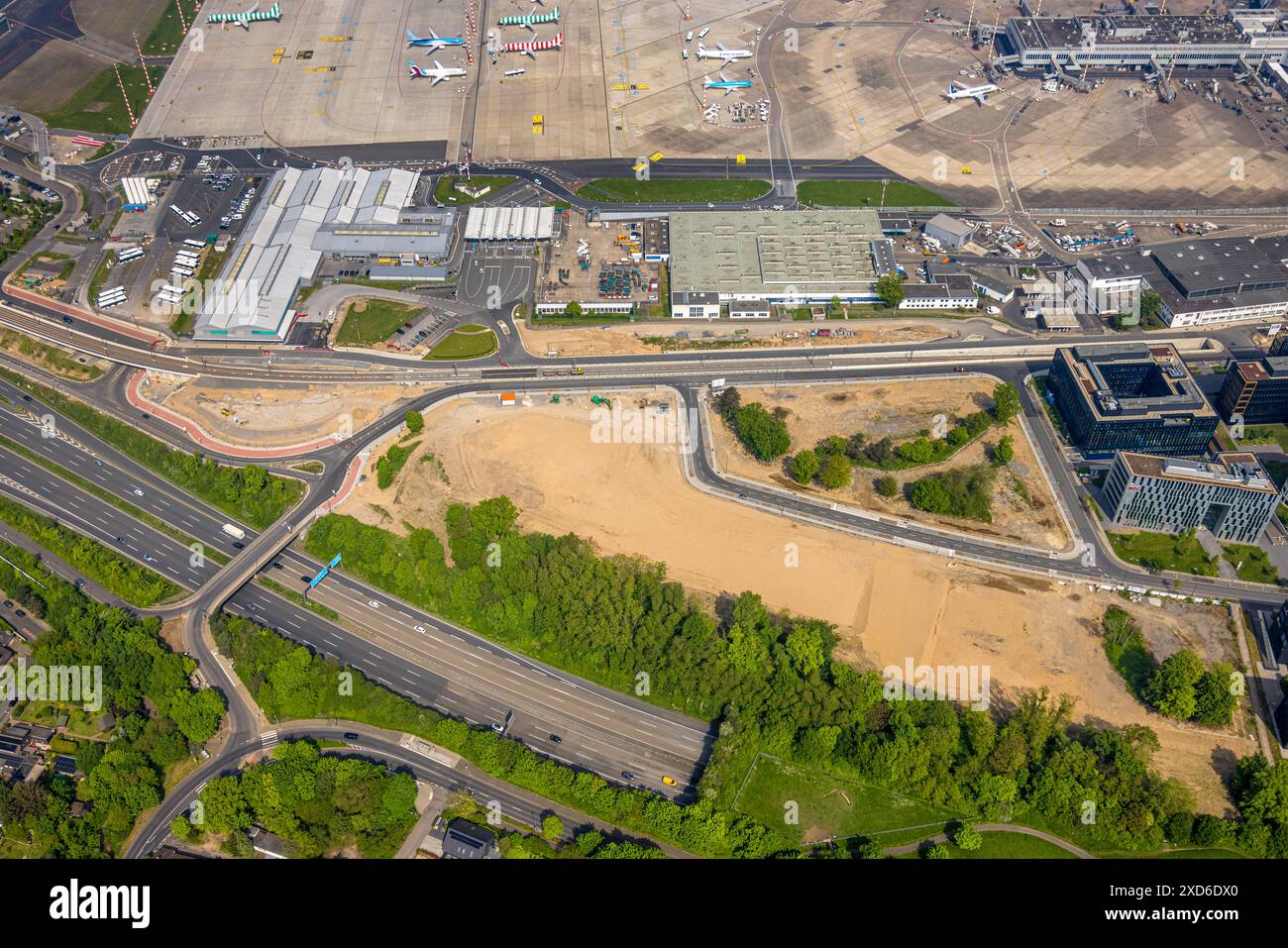 Vista aerea, aeroporto internazionale di Düsseldorf, aeroporto DUS, nuova costruzione della linea della metropolitana U81, Unterrath, Düsseldorf, Renania, Renania settentrionale-Wes Foto Stock