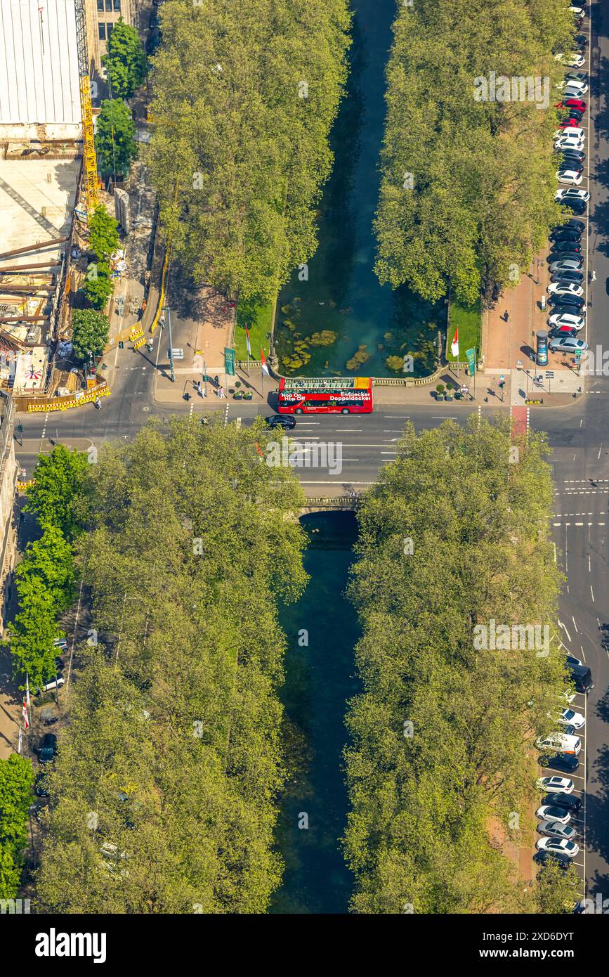 Vista aerea, autobus a due piani Hop-On Hop-Off con piano superiore scoperto, tour panoramico della città, ponte Stadtgraben con Königsallee boscoso e Benrather Str Foto Stock
