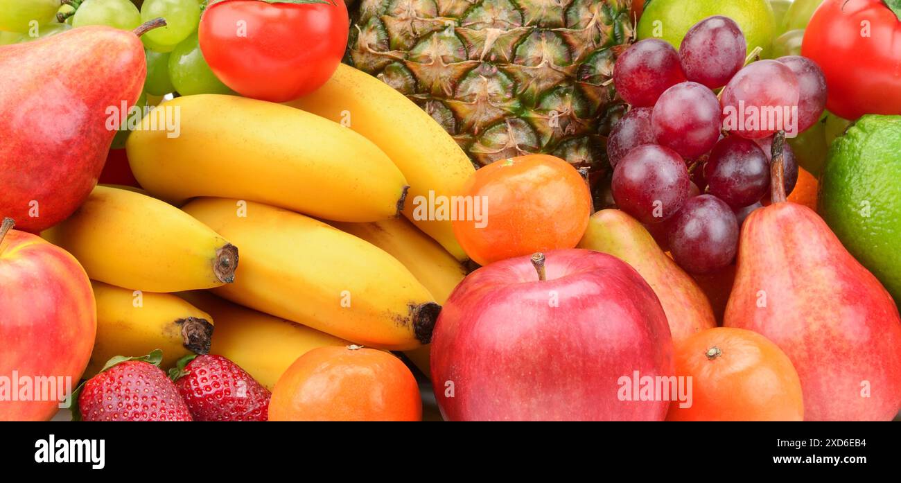 Raccogliere i frutti con ananas isolato su bianco Foto Stock