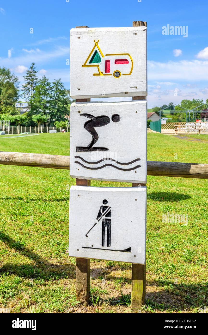 Cartelli scolpiti all'ingresso del campeggio - Preuilly-sur-Claise, Indre-et-Loire (37), Francia. Foto Stock