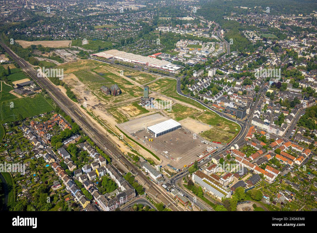 Vista aerea, quartiere dei vetrai, monumento storico, cantiere con nuovo edificio per il quartiere verde e urbano, ex vetreria Gerresheim, Foto Stock