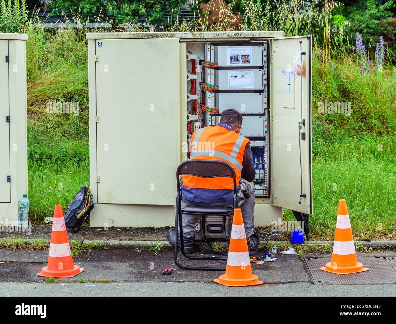 Tecnico che lavora con il cablaggio nella scatola di distribuzione elettrica - Tours, Indre-et-Loire (37), Francia. Foto Stock