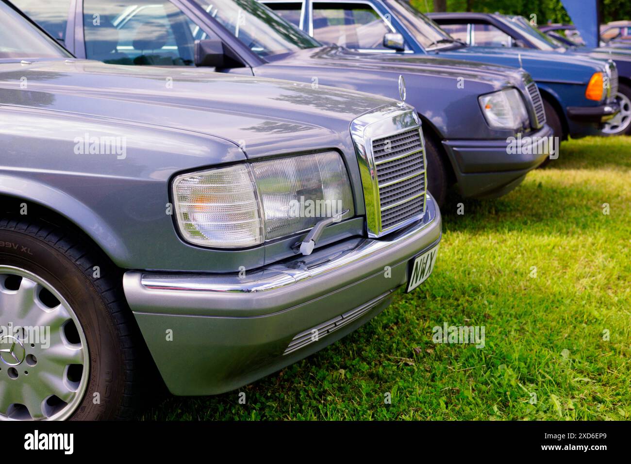 Fila di automobili Mercedes-Benz usate Foto Stock