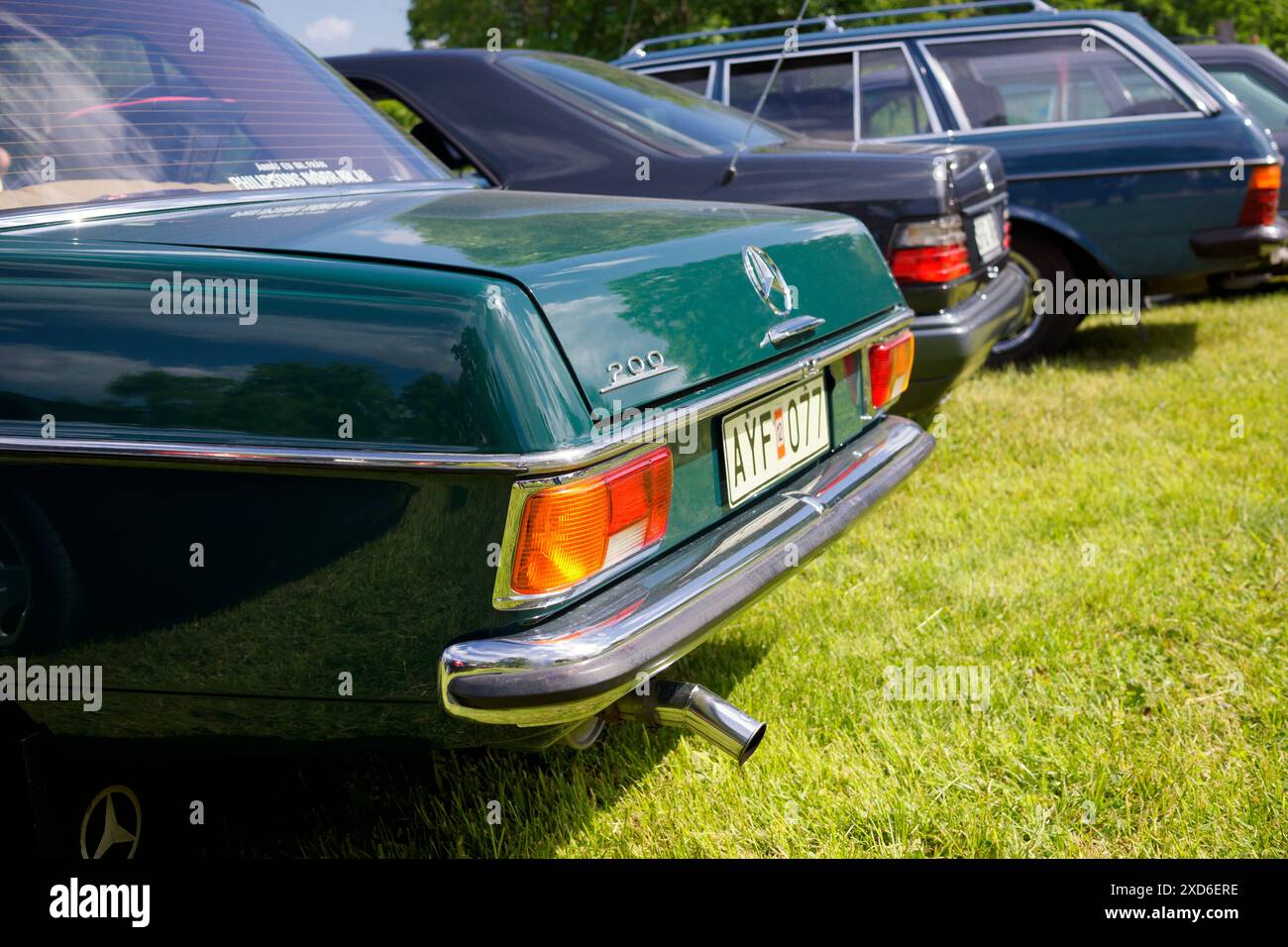 Fila di automobili Mercedes-Benz usate Foto Stock