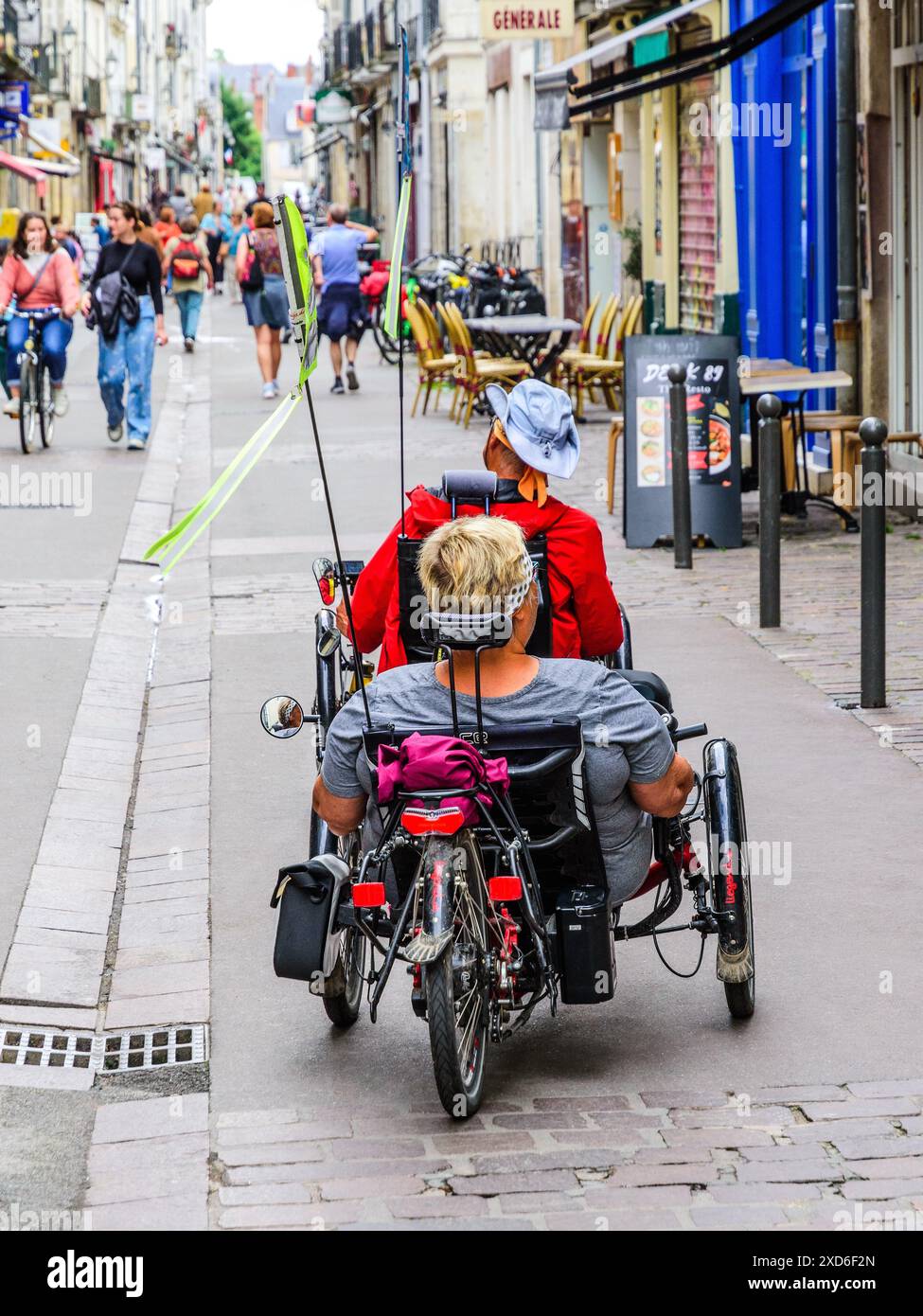 Turisti che viaggiano in Austria in posizione supina nel centro della città - Tours, Indre-et-Loire (37), F. Foto Stock