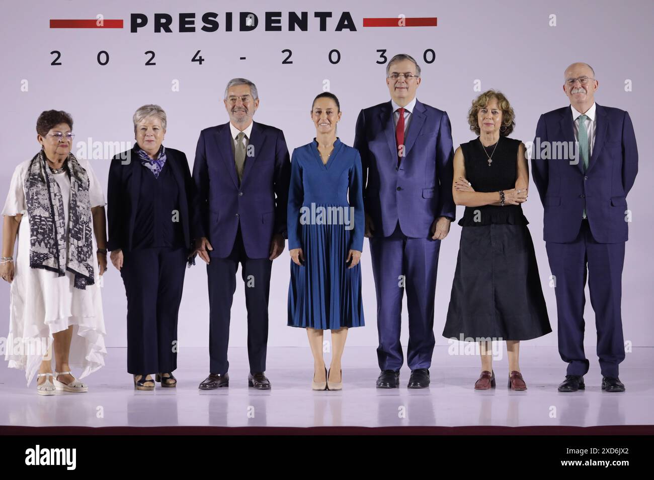 L-R) Consigliere legale dell'Esecutivo Ernestina Godoy, Segretario dell'ambiente e delle risorse naturali Alicia Bárcenas, Ministro degli affari esteri Juan Ramon de la Fuente, Presidente entrante del Messico, Claudia Sheinbaum Pardo, Segretario dell'economia Marcelo Ebrard, Segretario delle scienze e delle scienze umanistiche Rosaura Ruiz, il segretario dell'Agricoltura e dello sviluppo rurale Julio Berdegué posa per le foto durante la presentazione parziale del gabinetto di governo al Museo Interactivo de Economía. Il 20 giugno 2024 a città del Messico, Messico. (Foto di Ian Robles/ Eyepix Group/Sipa USA) Foto Stock
