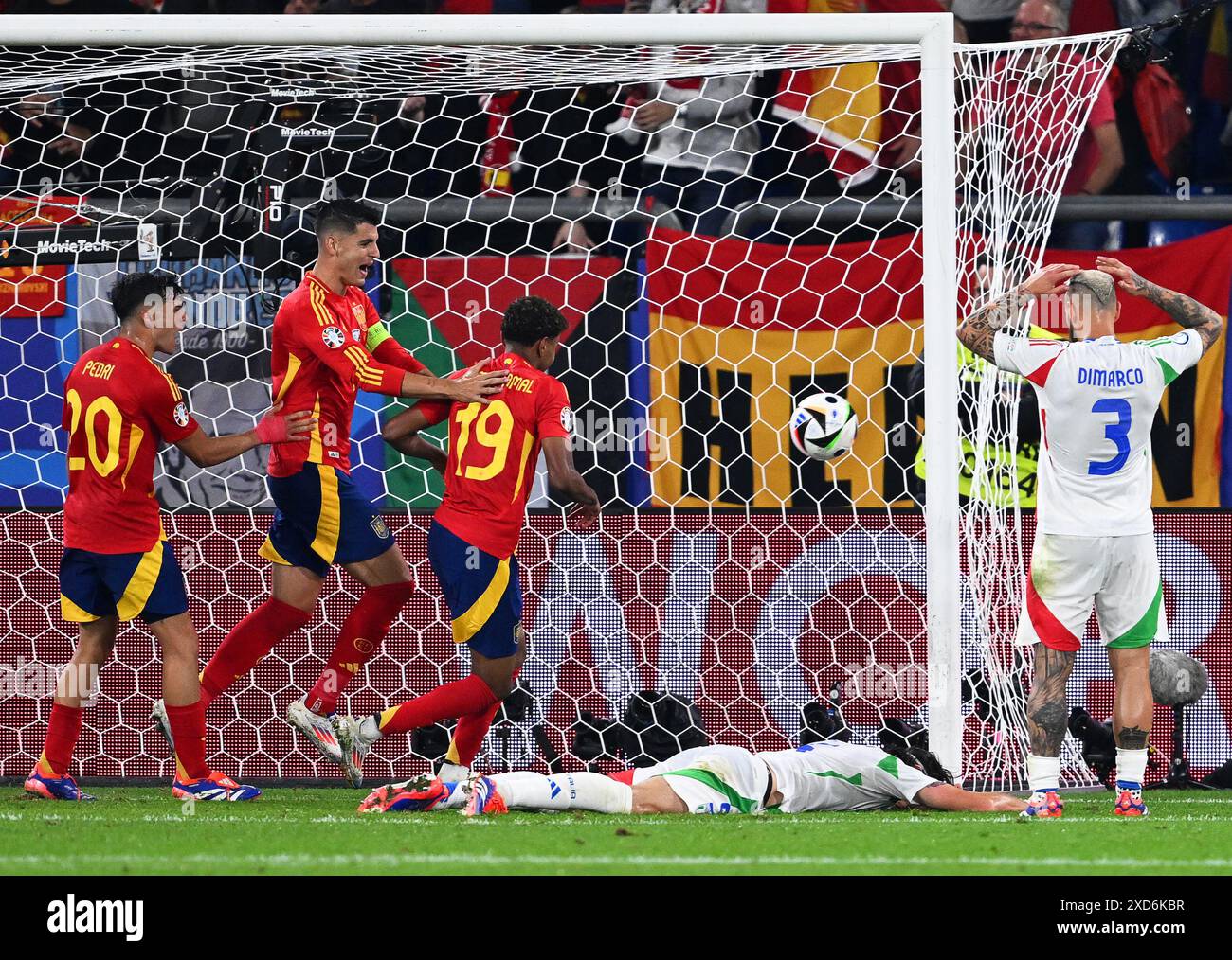 Gelsenkirchen, Germania. 20 giugno 2024. Calcio, UEFA Euro 2024, Campionato europeo, Spagna - Italia, turno preliminare, gruppo B, giorno 2, Schalke Arena, l'italiano Riccardo Calafiori (2° da destra) reagisce dopo il proprio gol per dare alla Spagna un vantaggio di 1-0, mentre i giocatori spagnoli tifanno. Credito: David Inderlied/dpa/Alamy Live News Foto Stock
