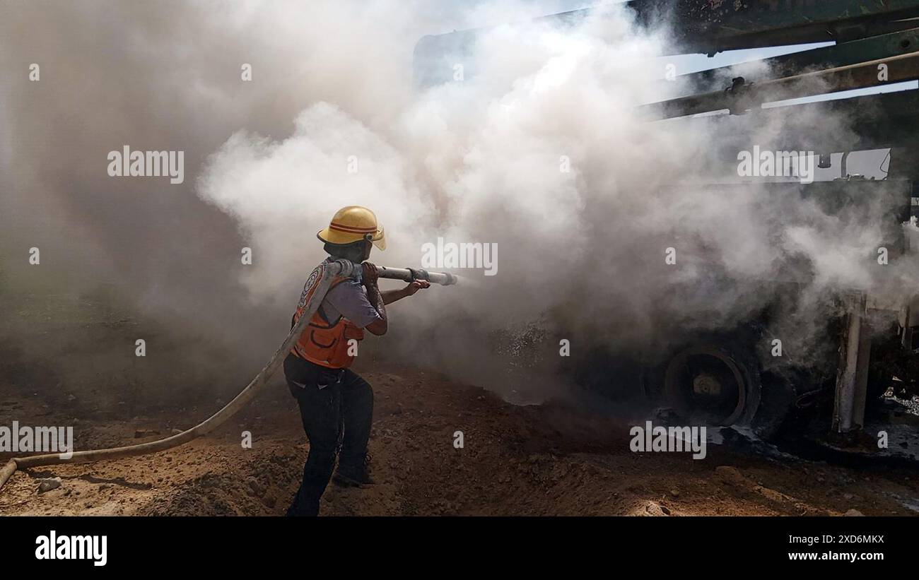 Rafah, Gaza. 20 giugno 2024. I vigili del fuoco hanno spento un incendio a seguito di un attacco israeliano in un'area designata per sfollati palestinesi, nella zona di al-Mawasi, a ovest di Rafah, nella parte meridionale della Striscia di Gaza, ON, 20 giugno 2024. Foto di difesa civile palestinese/UPI credito: UPI/Alamy Live News Foto Stock