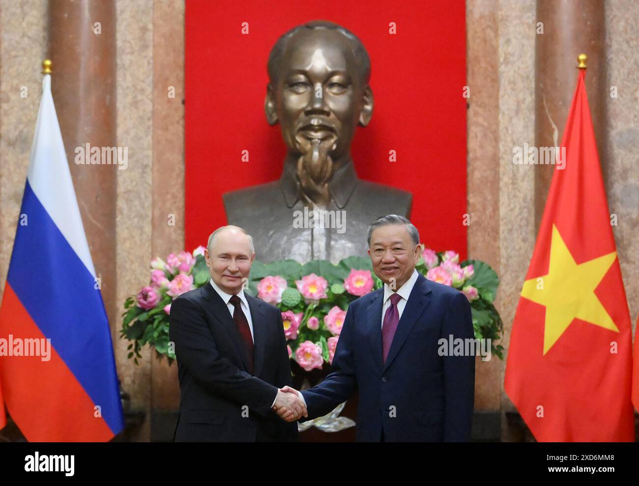 Hanoi, Vietnam. 20 giugno 2024. Il presidente russo Vladimir Putin (L) e il presidente del Vietnam to Lam (R) stringono la mano al Palazzo Presidenziale di Hanoi, in Vietnam, giovedì 20 giugno 2024. La Russia e il Vietnam si impegnarono il 20 giugno 2024 ad approfondire i legami con il presidente Vladimir Putin che fece una visita di stato volta a rafforzare le sue alleanze per contrastare il crescente isolamento di Mosca durante la guerra in Ucraina. Foto del Cremlino/UPI credito: UPI/Alamy Live News Foto Stock