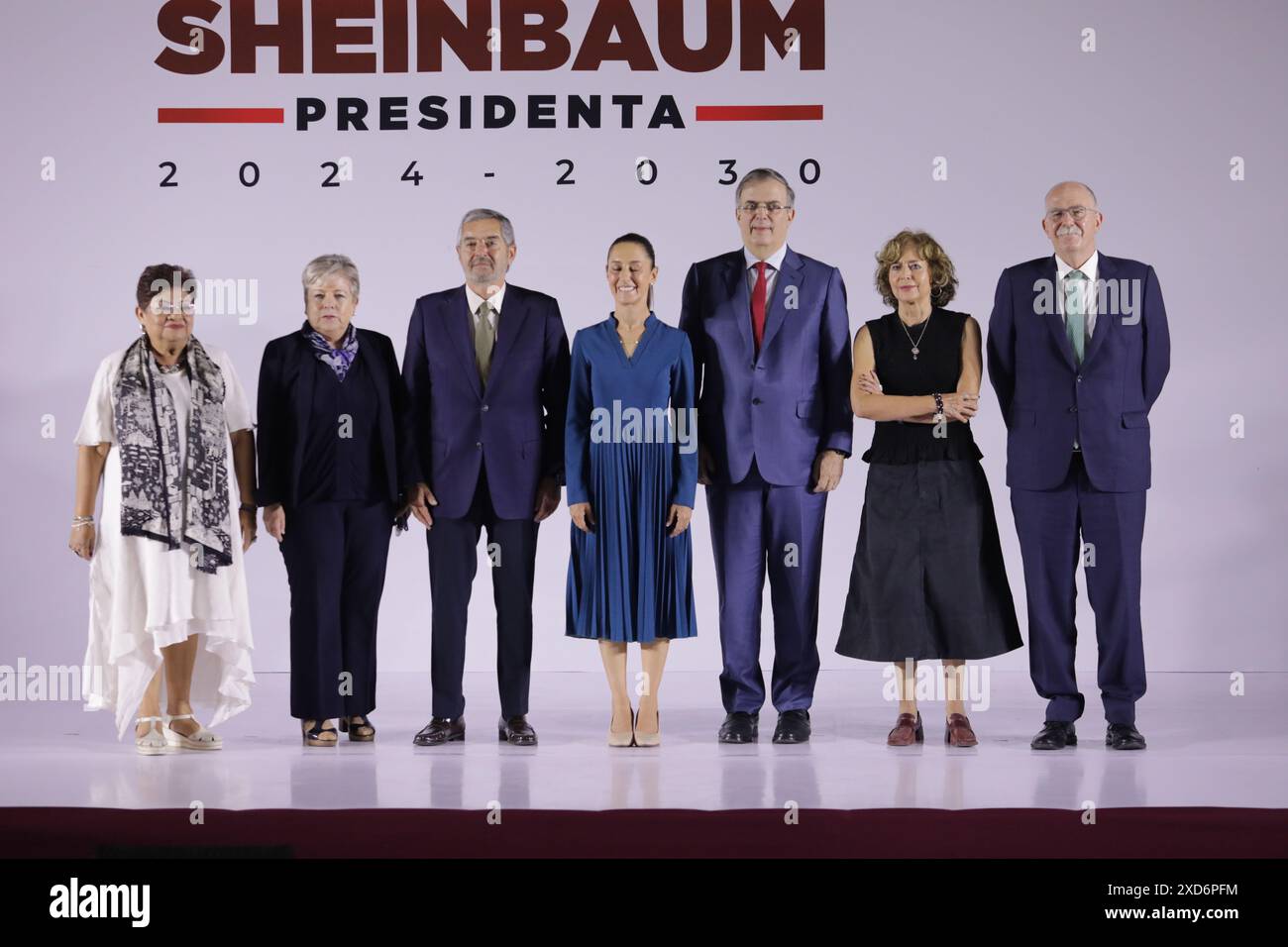 (L-R) Consigliere legale dell'Esecutivo Ernestina Godoy, Segretario dell'ambiente e delle risorse naturali Alicia BÃ¡rcenas, Ministro degli affari esteri Juan Ramon de la Fuente, Presidente entrante del Messico, Claudia Sheinbaum Pardo, Segretario dell'economia Marcelo Ebrard, Segretario delle scienze e delle scienze umanistiche Rosaura Ruiz, il segretario dell'Agricoltura e dello sviluppo rurale Julio Berdegué posa per le foto durante la presentazione parziale del gabinetto di governo al Museo Interactivo de EconomÃ-a.. (Credit Image: © Ian Robles/eyepix via ZUMA Press Wire) SOLO PER USO EDITORIALE! Non per USO commerciale! Foto Stock