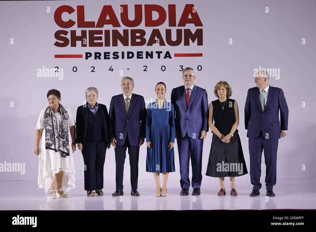 (L-R) Consigliere legale dell'Esecutivo Ernestina Godoy, Segretario dell'ambiente e delle risorse naturali Alicia BÃ¡rcenas, Ministro degli affari esteri Juan Ramon de la Fuente, Presidente entrante del Messico, Claudia Sheinbaum Pardo, Segretario dell'economia Marcelo Ebrard, Segretario delle scienze e delle scienze umanistiche Rosaura Ruiz, il segretario dell'Agricoltura e dello sviluppo rurale Julio Berdegué posa per le foto durante la presentazione parziale del gabinetto di governo al Museo Interactivo de EconomÃ-a.. (Credit Image: © Ian Robles/eyepix via ZUMA Press Wire) SOLO PER USO EDITORIALE! Non per USO commerciale! Foto Stock