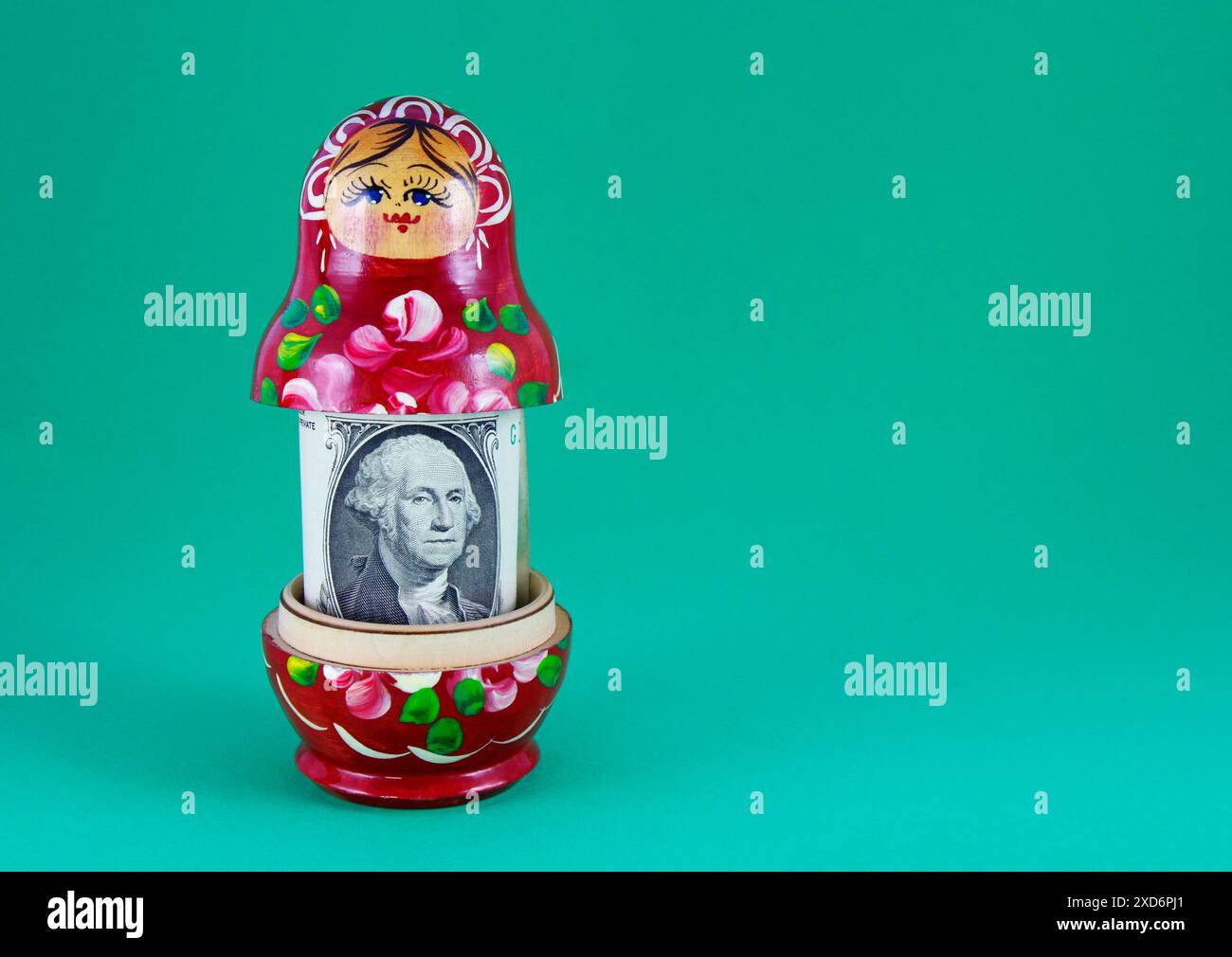 Matryoshka, bambola russa che risparmia una banconota da un dollaro Foto Stock