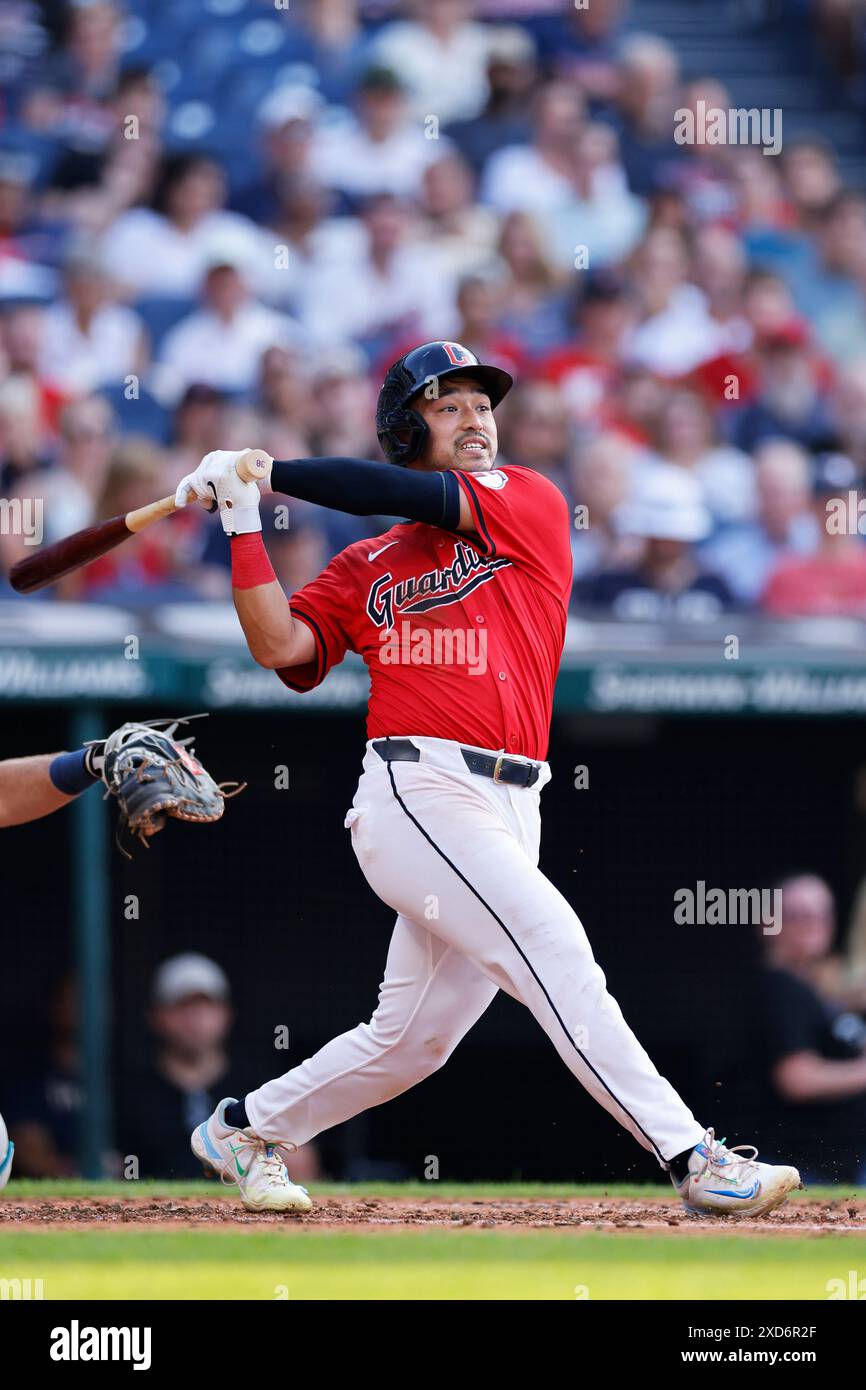 CLEVELAND, OH - 19 GIUGNO: L'esterno dei Cleveland Guardians Steven Kwan (38) colpisce un fuoricampo da due punti dalla pole foul in campo destro nel secondo inning durante una partita della MLB contro i Seattle Mariners il 19 giugno 2024 al Progressive Field di Cleveland, Ohio. (Foto di Joe Robbins/immagine di Sport) Foto Stock