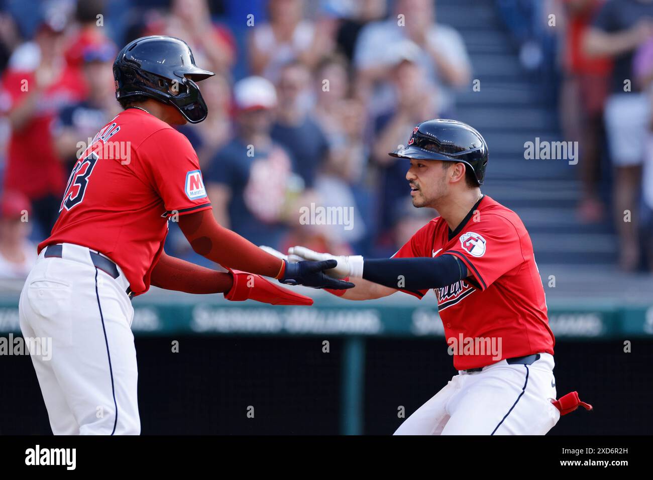 CLEVELAND, OH - 19 GIUGNO: L'esterno dei Cleveland Guardians Steven Kwan (38) festeggia con il ricevitore Bo Naylor (23) dopo aver colpito un fuoricampo da due punti dalla pole foul in campo destro nel secondo inning durante una partita della MLB contro i Seattle Mariners il 19 giugno 2024 al Progressive Field di Cleveland, Ohio. (Foto di Joe Robbins/immagine di Sport) Foto Stock
