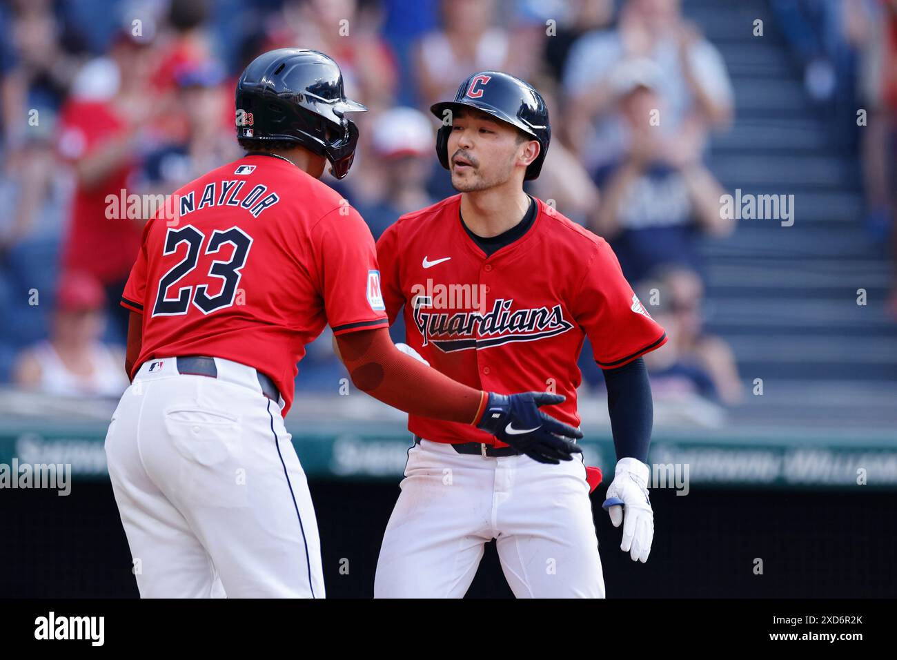 CLEVELAND, OH - 19 GIUGNO: L'esterno dei Cleveland Guardians Steven Kwan (38) festeggia con il ricevitore Bo Naylor (23) dopo aver colpito un fuoricampo da due punti dalla pole foul in campo destro nel secondo inning durante una partita della MLB contro i Seattle Mariners il 19 giugno 2024 al Progressive Field di Cleveland, Ohio. (Foto di Joe Robbins/immagine di Sport) Foto Stock