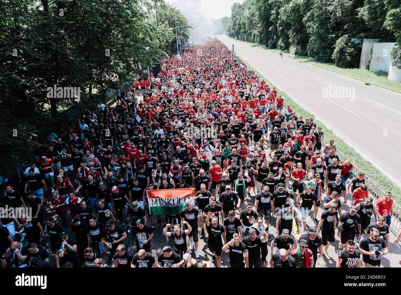 Stoccarda, Stoccarda. 19 giugno 2024. In una dimostrazione di unità e passione calcistica, i tifosi provenienti da Germania e Ungheria si sono riuniti a Stoccarda il 19 giugno 2024 per sostenere le loro squadre nella partita UEFA EURO 2024. Le bandiere tedesche e ungheresi erano tenute in alto mentre i fan di entrambi i lati cantavano e cantavano, creando una scena vivace e festosa. (Immagine di credito: © Ralph Pache/PRESSCOV tramite ZUMA Press Wire) SOLO PER USO EDITORIALE! Non per USO commerciale! Foto Stock