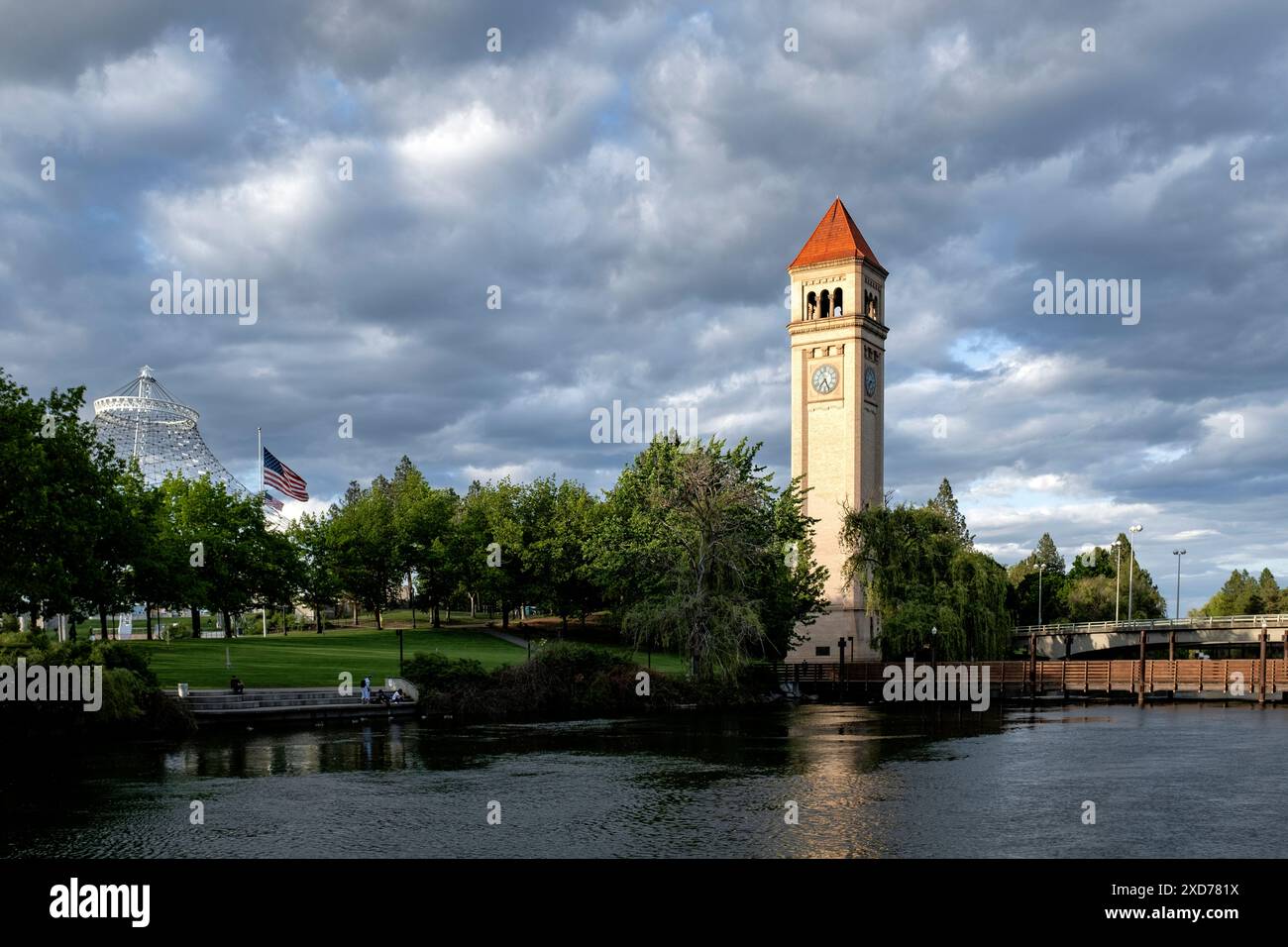 WA24928-00....WASHINGTON - Great Northern Clock Tower e Expo Pavilion nel River Front Park di Spokane. Foto Stock