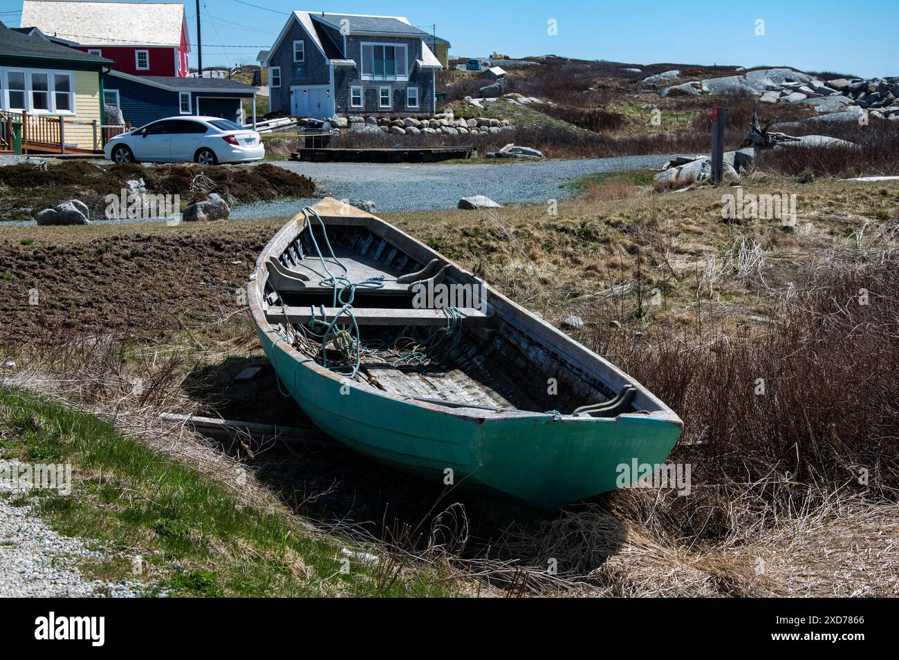 Barca da pesca verde in legno conservata sulla riva di Peggy's Cove, nuova Scozia, Canada Foto Stock