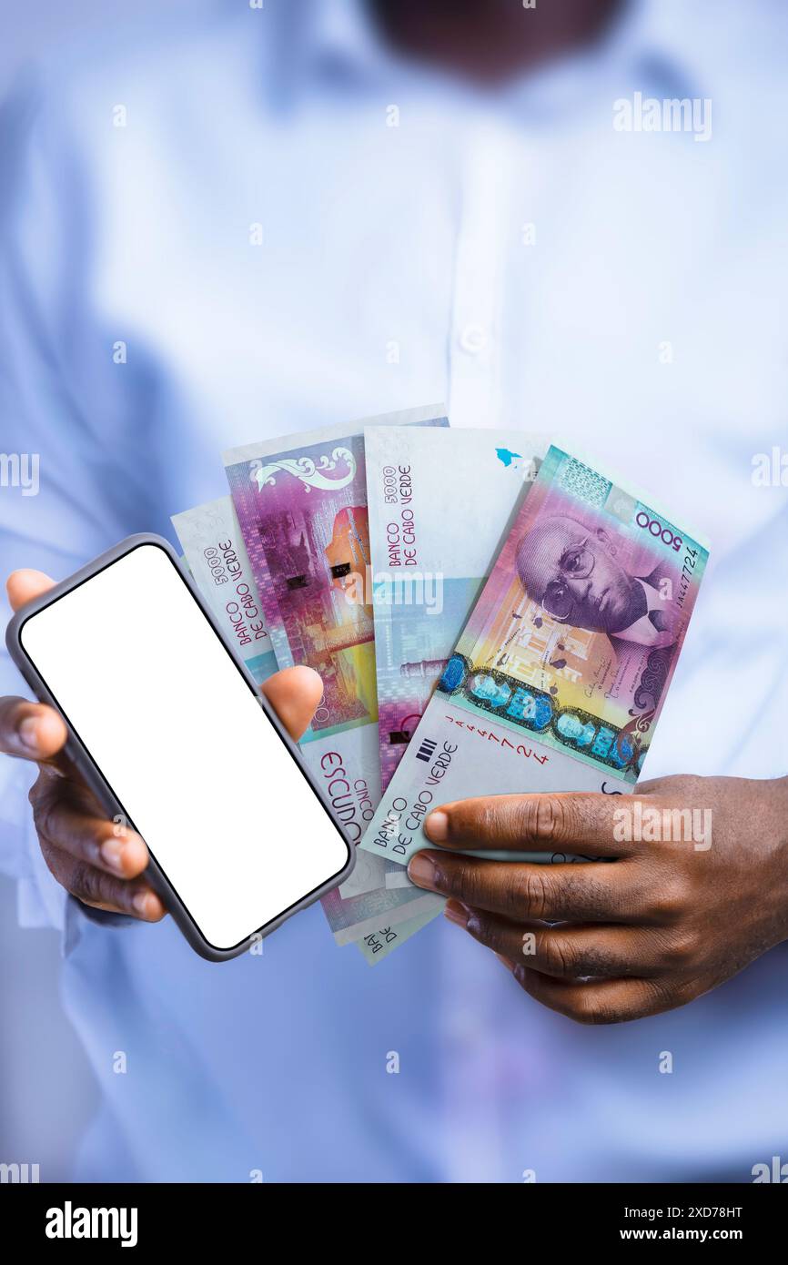 Persona di colore che tiene appunti di Escudo capoverdiano e mostra il telefono con schermo vuoto alla fotocamera. Mano che tiene in mano banconote in valuta capoverdiana, rendering 3d. Foto Stock