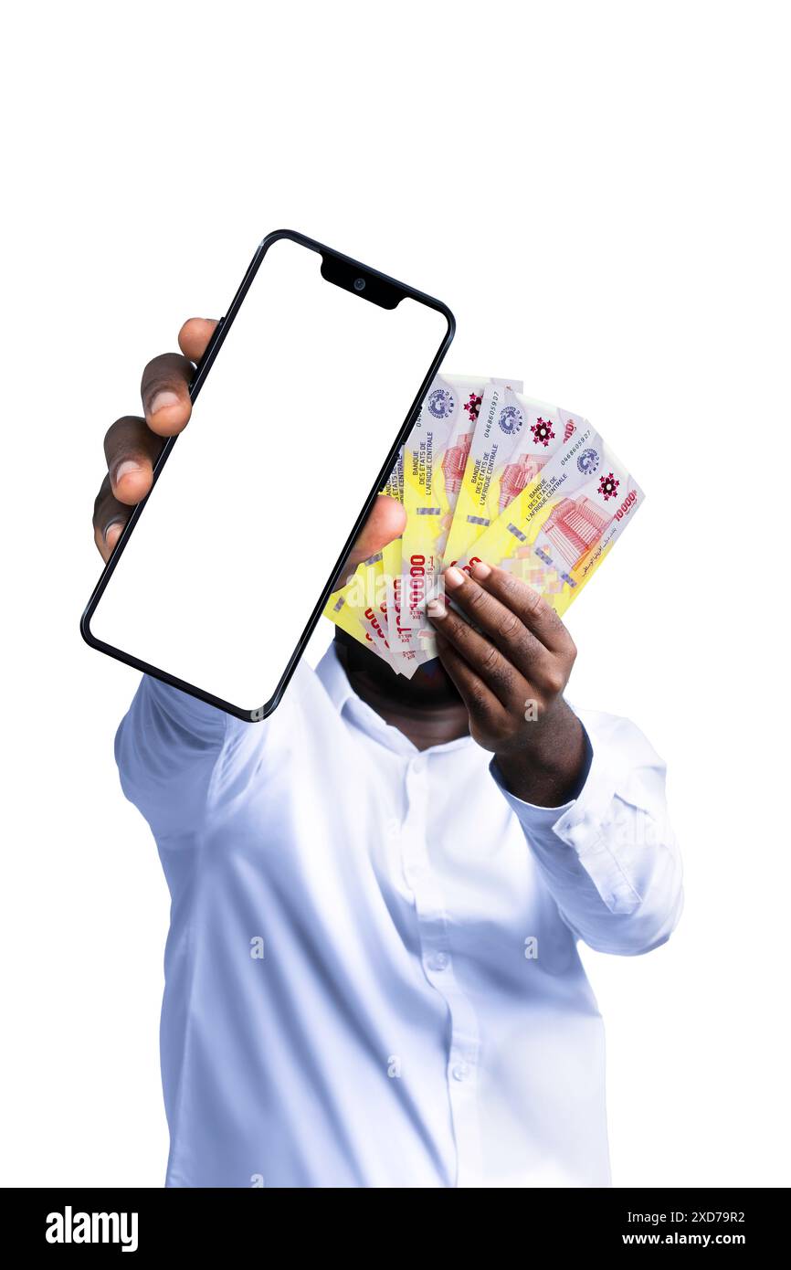 Persona nera che tiene in mano le note del franco CFA dell'Africa centrale e punta il telefono con schermo vuoto verso la fotocamera. Tenere a mano banconote in valuta dell'Africa centrale, Foto Stock