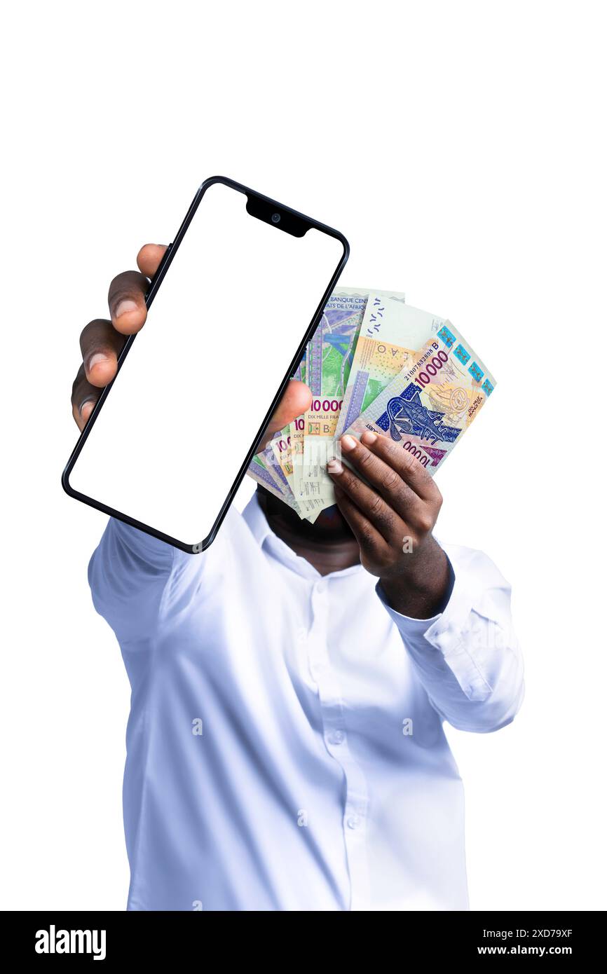 Persona nera che tiene in mano le note del franco CFA dell'Africa occidentale e punta il telefono con schermo vuoto verso la fotocamera. Mano che tiene banconote in valuta dell'Africa occidentale Foto Stock