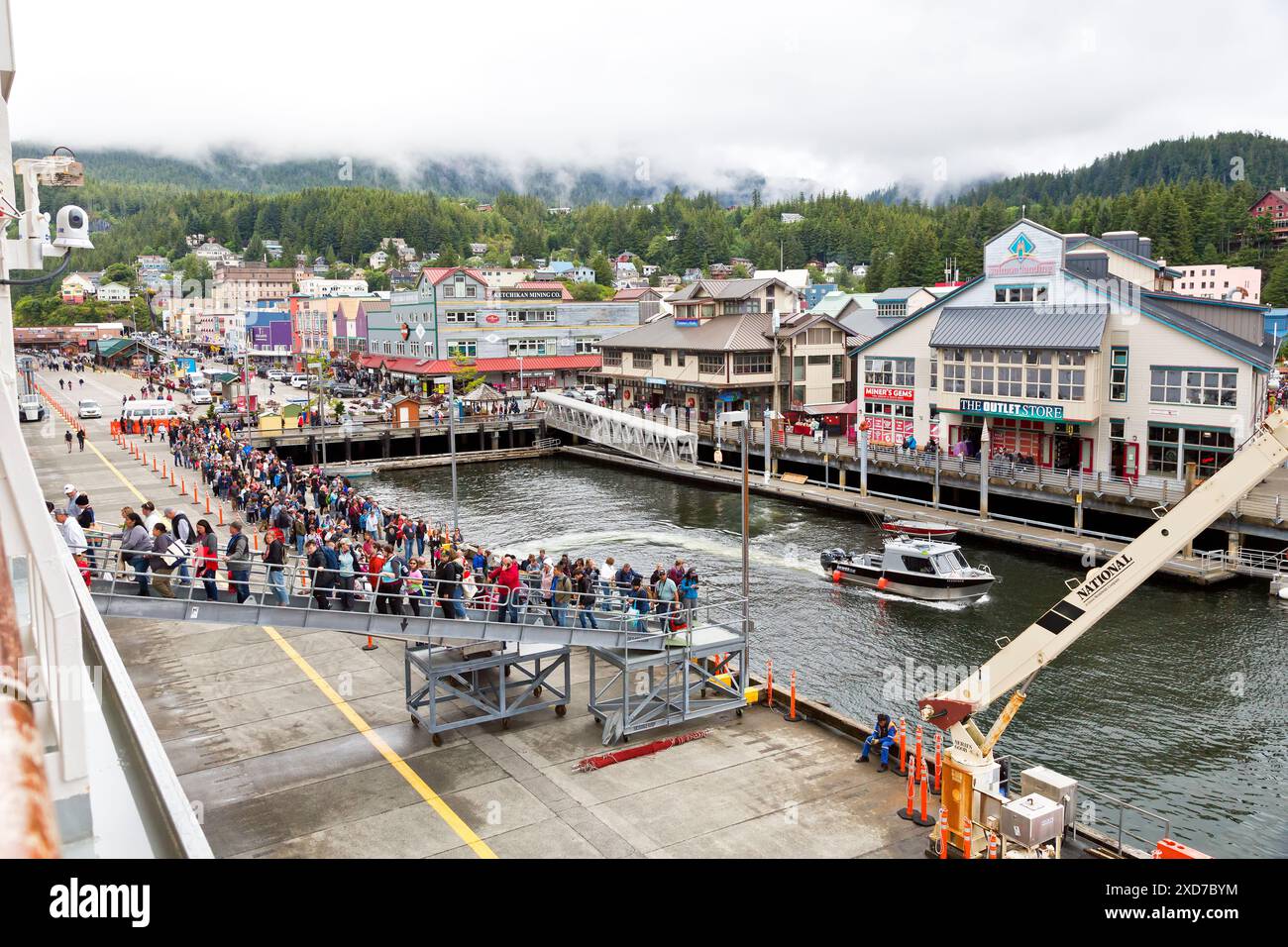 Porto di Ketchikan, passeggeri che ritornano dallo shopping e dalle escursioni a terra alla nave da crociera Carnival Panorama luminosa, nebbia intrusa, Alaska. Foto Stock