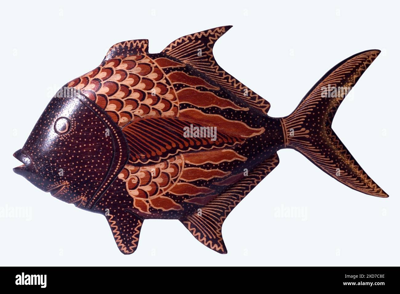 L'applicazione del batik alle sculture di pesce fatte di legno viene utilizzata per decorare l'interno della stanza. Foto Stock