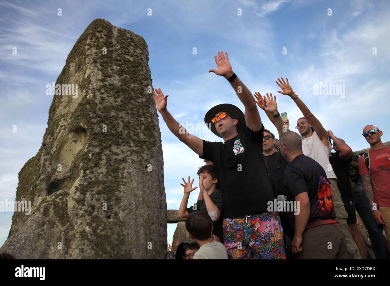 Salisbury, Inghilterra, Regno Unito. 20 giugno 2024. Le persone tengono le mani verso le pietre mentre celebrano il solstizio d'estate a Stonehenge. Stonehenge fu costruita dai primi britannici circa 4000 anni fa per allinearsi al sole sui solstizi. Il solstizio d'estate segna la fine della primavera e l'inizio dell'estate ed è il giorno più lungo e la notte più breve dell'emisfero settentrionale. L'evento è celebrato da migliaia di pagani in tutto il mondo con canti e balli. (Credit Image: © Martin Pope/ZUMA Press Wire) SOLO PER USO EDITORIALE! Non per USO commerciale! Foto Stock