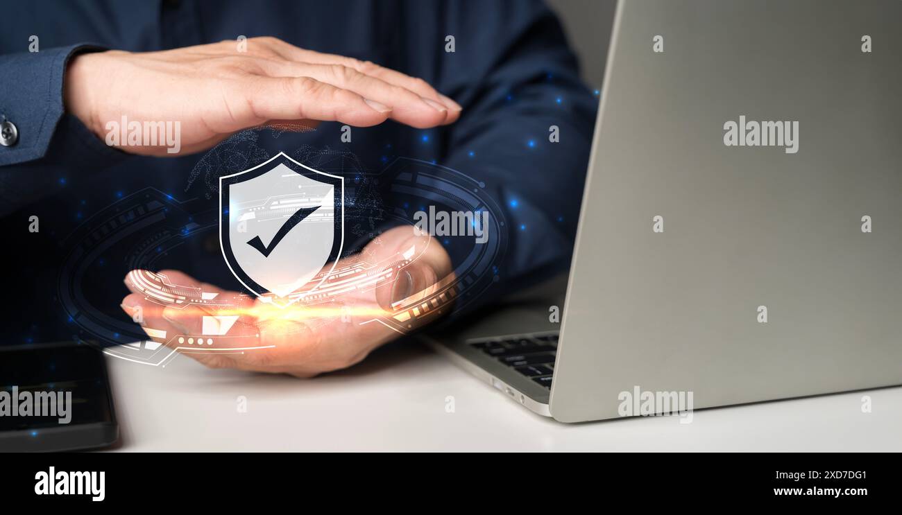 Uomo d'affari con tecnologia di cyber sicurezza virtuale e protezione dei dati online per la sicurezza dello storage dei dati utilizzato dai server di rete aziendali globali a Foto Stock