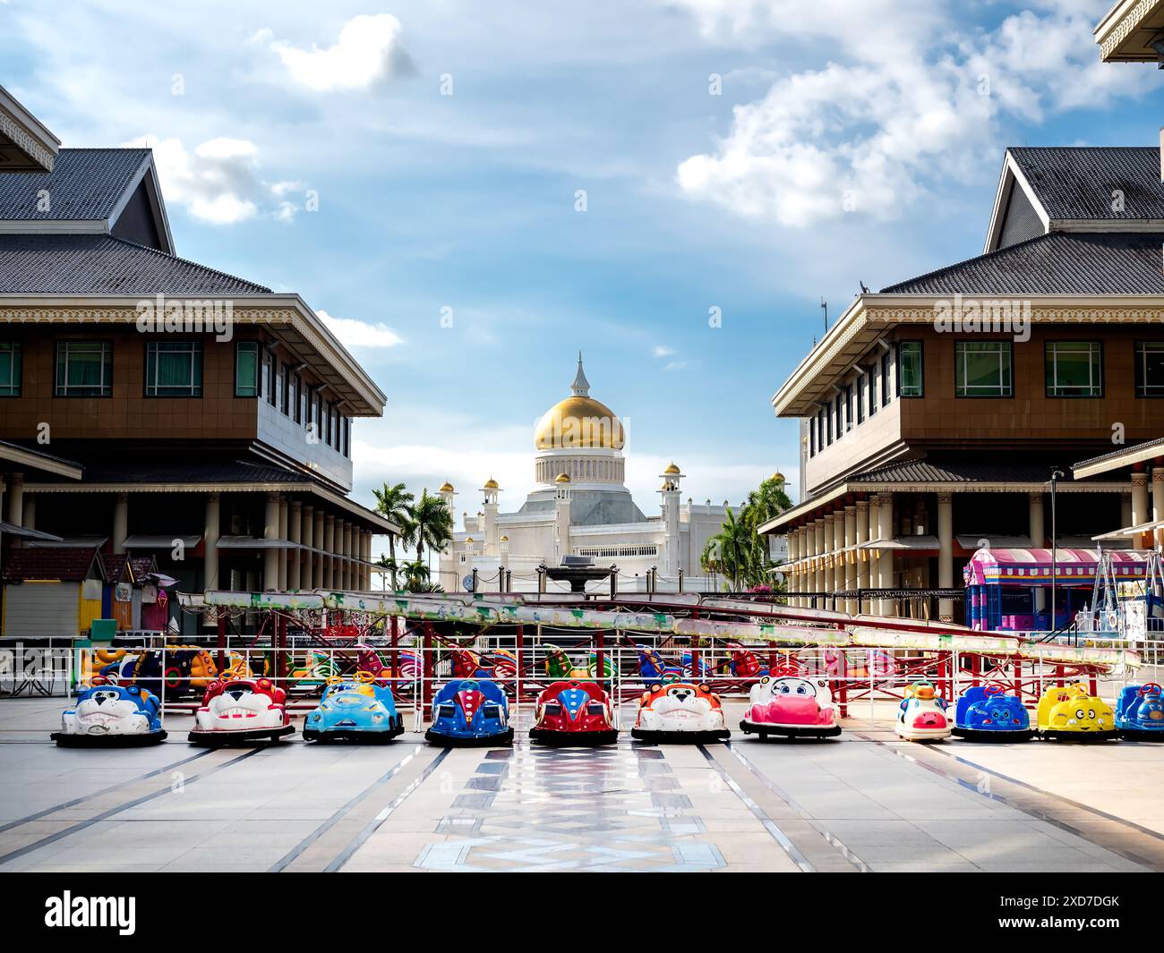 BANDAR SERI BEGAWAN, BRUNEI - 21 APRILE 2024: Moschea Omar Ali Saifuddien a Bandar seri Begawan, la capitale del Brunei Darussalam. Vista da Yaya Foto Stock