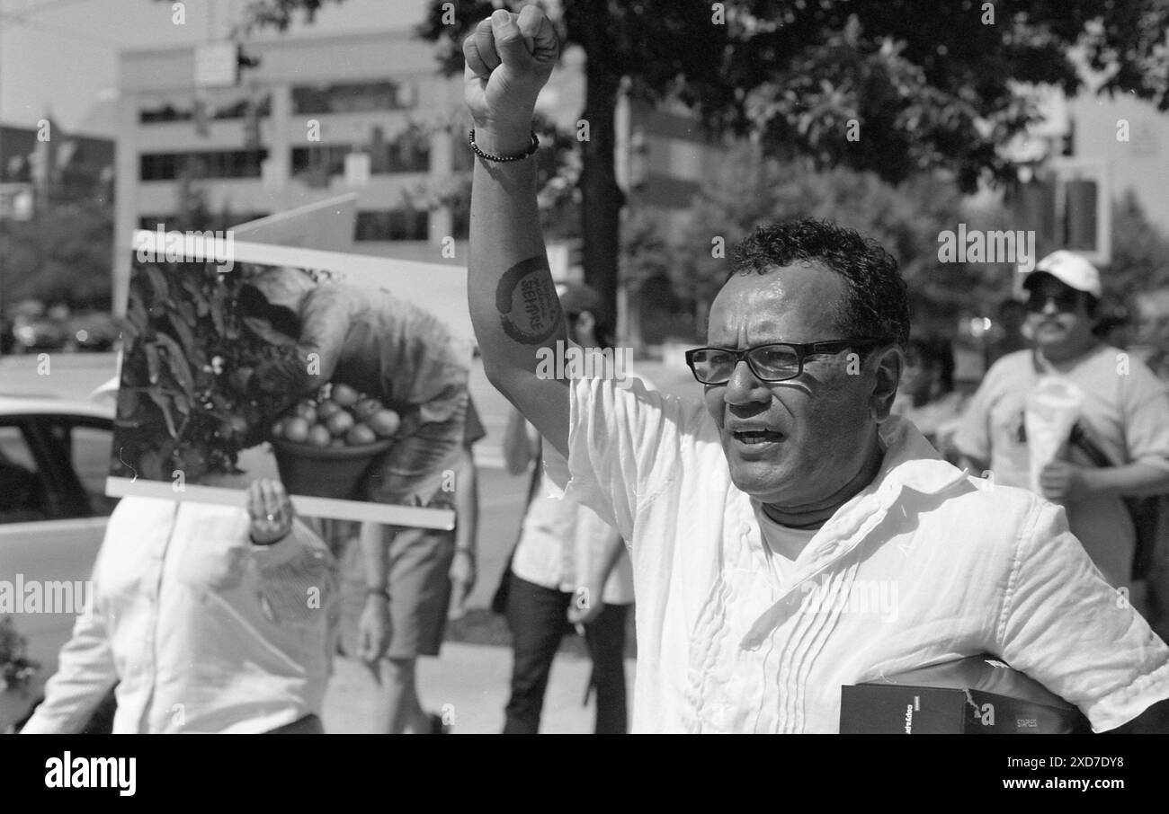 Manifestanti dell'Ohio Fair Food e del Cincinnati Interfaith Worker's Center fuori dall'annuale riunione degli azionisti di Kroger a Cincinnati, Ohio, nel 2012. I manifestanti volevano attirare l'attenzione sul fatto che Kroger non aveva aderito al programma Fair Food. Foto Stock