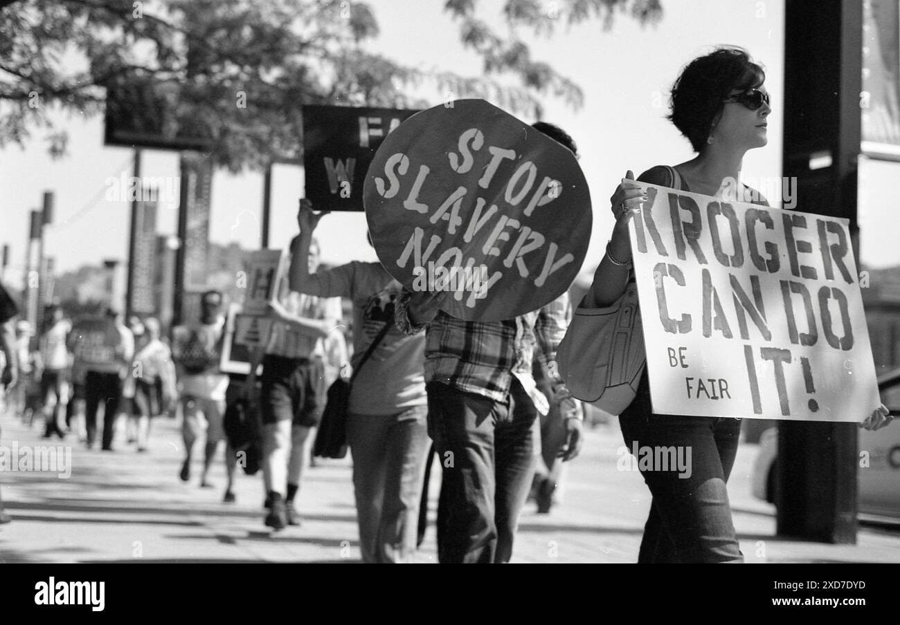 Manifestanti dell'Ohio Fair Food e del Cincinnati Interfaith Worker's Center fuori dall'annuale riunione degli azionisti di Kroger a Cincinnati, Ohio, nel 2012. I manifestanti volevano attirare l'attenzione sul fatto che Kroger non aveva aderito al programma Fair Food. Foto Stock