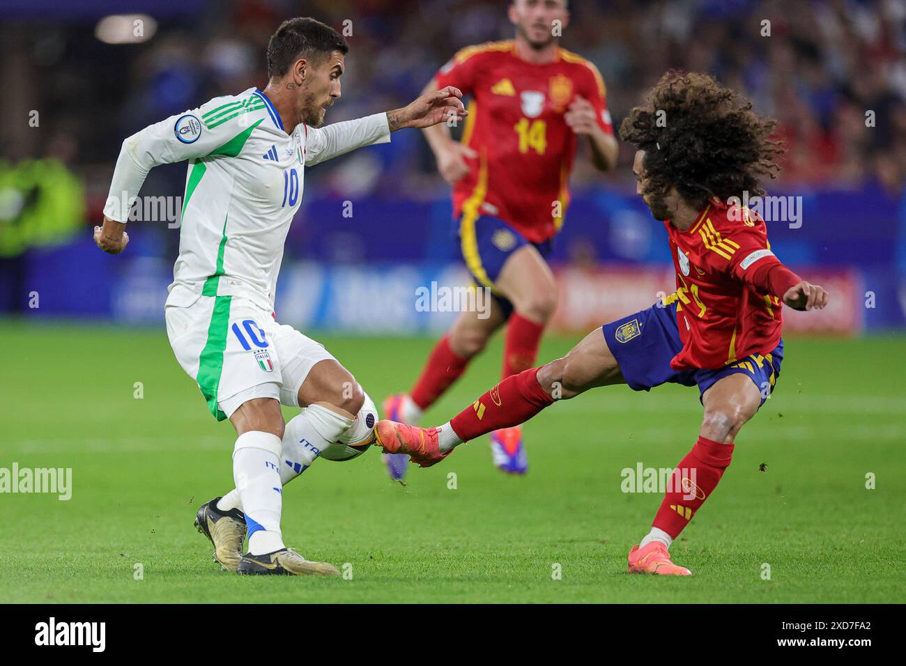 Arena AufSchalke Gelsenkirchen Marc Cucurella (24 Spagna) anticipa Lorenzo Pellegrini (10 Italia) durante la UEFA EURO 2024, Germania. 20 giugno 2024. Partita di calcio del gruppo B tra Spagna e Italia all'Arena AufSchalke Gelsenkirchen, Germania. Francesco Farina/SPP (FRANCESCO FARINA/SPP) credito: SPP Sport Press Photo. /Alamy Live News Foto Stock