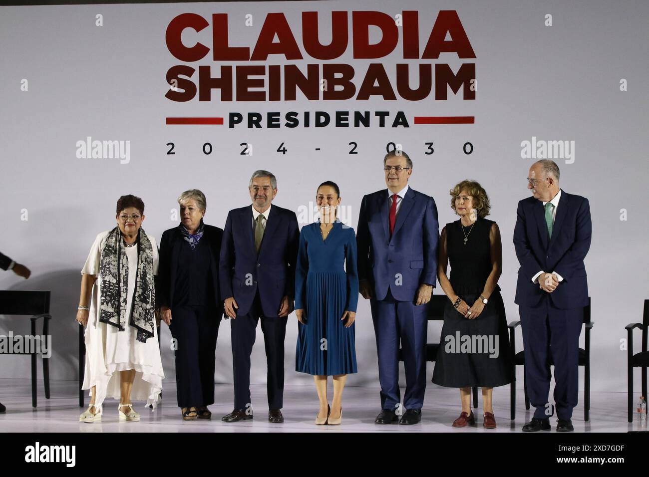L-R) avvocato messicano Ernestina Godoy Ramos in qualità di consulente legale, Alicia Bárcena Ibarra in qualità di segretario dell'ambiente e delle risorse naturali, Juan Ramón de la Fuente in qualità di ministro degli affari esteri del Messico, l'entrante presidente del Messico, Claudia Sheinbaum Pardo, Marcelo Ebrard Casaubón in qualità di segretario all'economia, Rosaura Ruiz Gutiérrez, in qualità di Segretario per la scienza, le scienze umane, la tecnologia e l'innovazione, e Julio Berdegué Sacristán, in qualità di Segretario per l'agricoltura e lo sviluppo rurale, pose durante la presentazione della prima parte del nuovo gabinetto di Claudia Sheinbaum Pardo, presidente entrante del Messico, Foto Stock