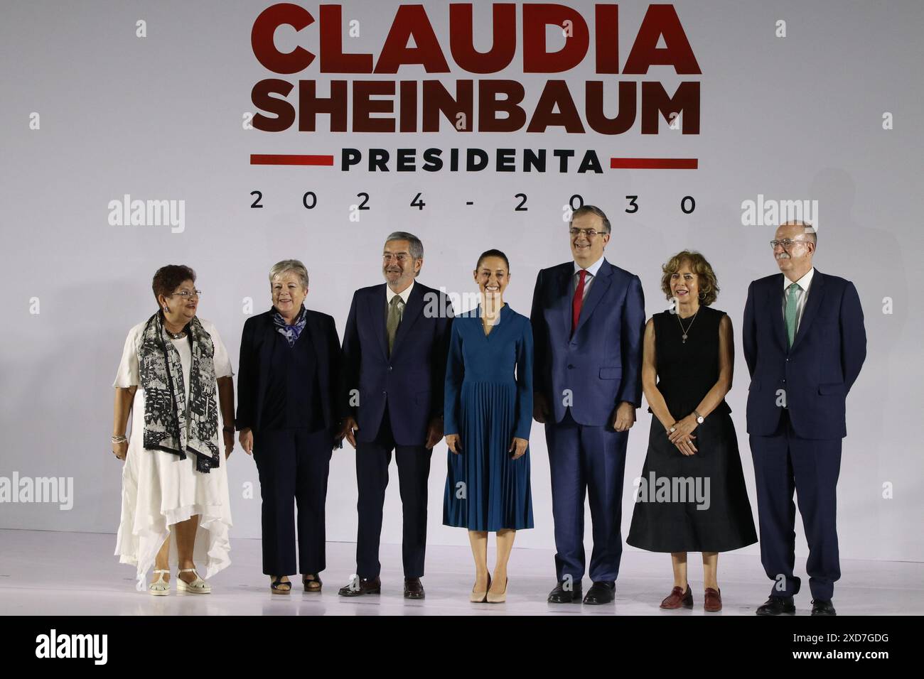 L-R) avvocato messicano Ernestina Godoy Ramos in qualità di consulente legale, Alicia Bárcena Ibarra in qualità di segretario dell'ambiente e delle risorse naturali, Juan Ramón de la Fuente in qualità di ministro degli affari esteri del Messico, l'entrante presidente del Messico, Claudia Sheinbaum Pardo, Marcelo Ebrard Casaubón in qualità di segretario all'economia, Rosaura Ruiz Gutiérrez, in qualità di Segretario per la scienza, le scienze umane, la tecnologia e l'innovazione, e Julio Berdegué Sacristán, in qualità di Segretario per l'agricoltura e lo sviluppo rurale, pose durante la presentazione della prima parte del nuovo gabinetto di Claudia Sheinbaum Pardo, presidente entrante del Messico, Foto Stock