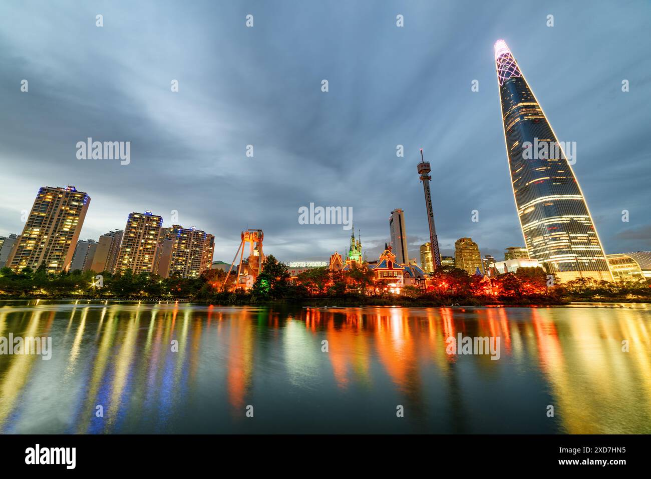 Seoul, Corea del Sud - 11 ottobre 2017: Fantastica vista serale della Lotte World Tower in centro. Luci colorate della città riflesse nel lago. Foto Stock