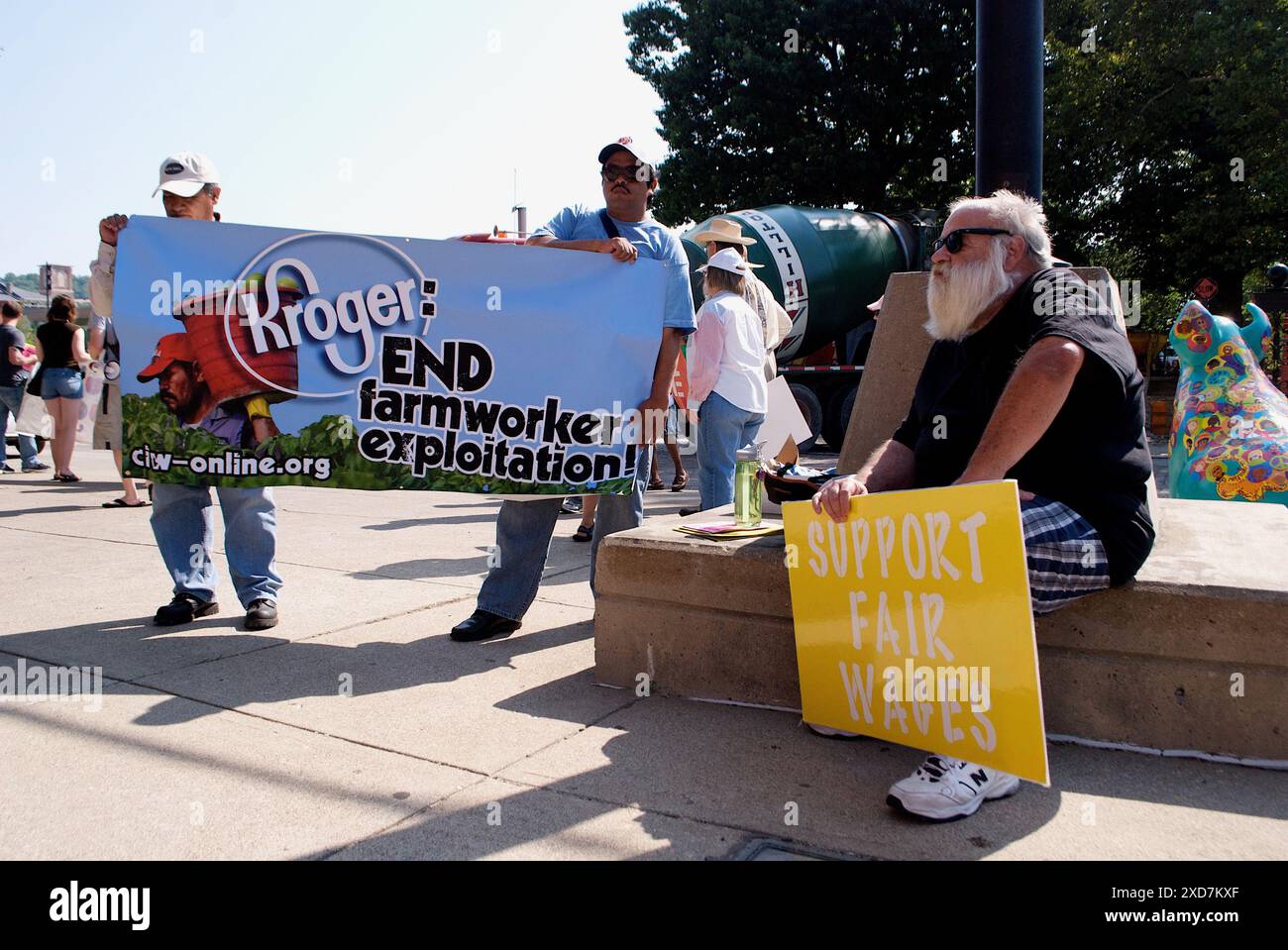 Manifestanti dell'Ohio Fair Food e del Cincinnati Interfaith Worker's Center fuori dall'annuale riunione degli azionisti di Kroger a Cincinnati, Ohio, nel 2012. I manifestanti volevano attirare l'attenzione sul fatto che Kroger non aveva aderito al programma Fair Food. Foto Stock