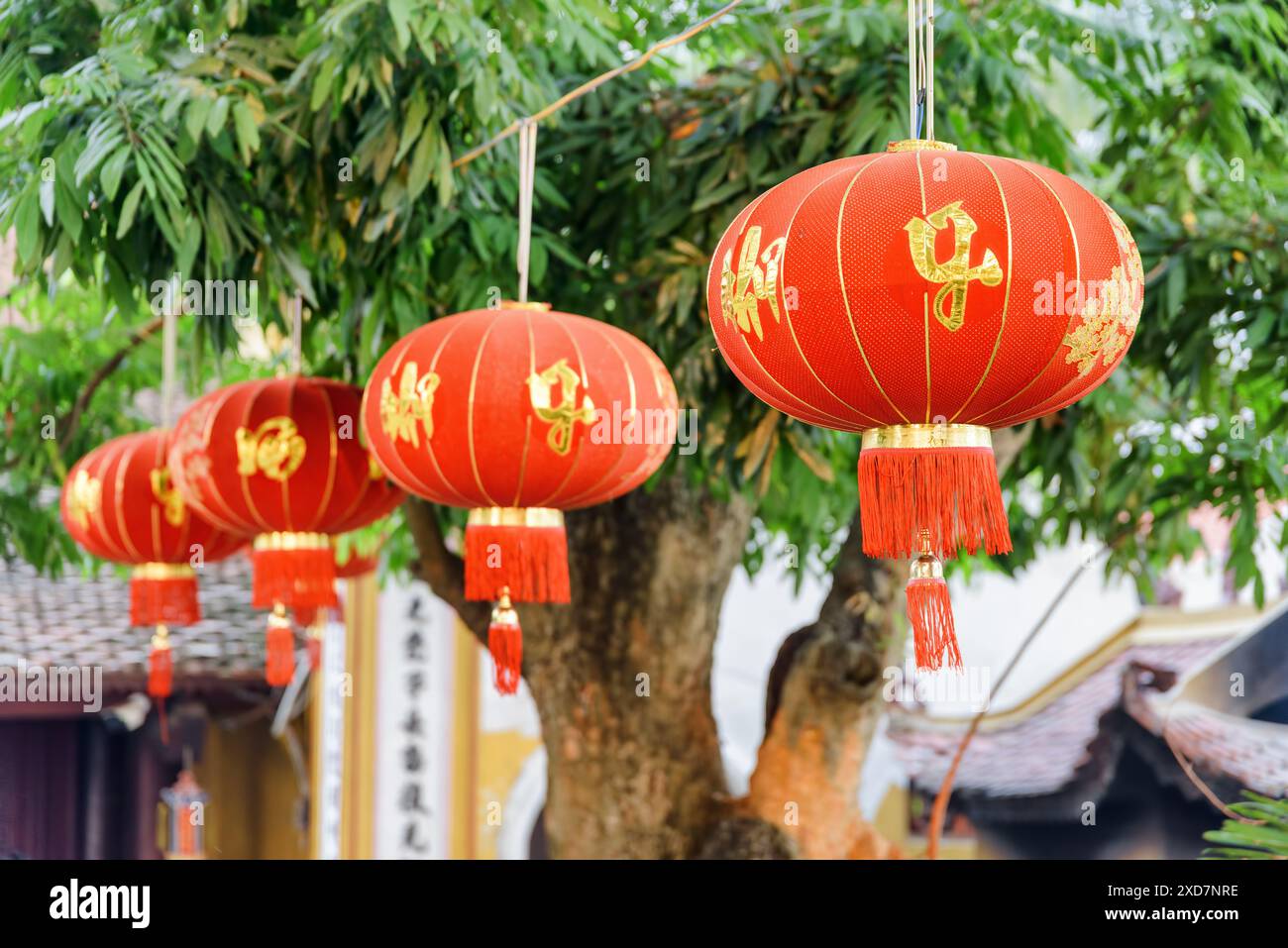 Hanoi, Vietnam - 19 aprile 2019: Fila di tradizionali lanterne rosse di seta cinesi appese alla Pagoda di Tran Quoc. Foto Stock