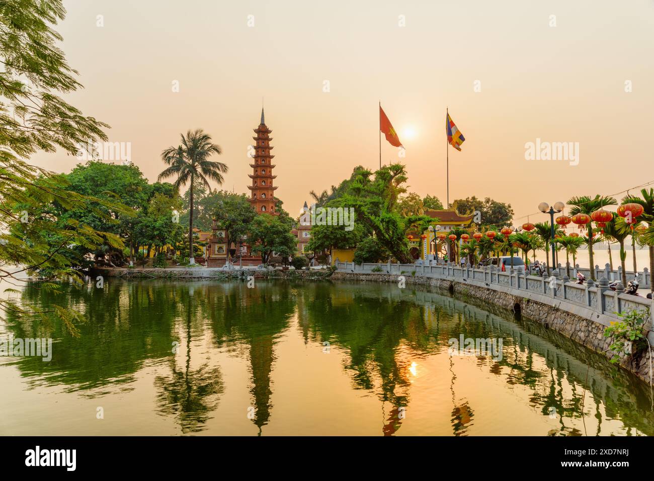 Hanoi, Vietnam - 19 aprile 2019: Splendida vista al tramonto della Pagoda Tran Quoc e del Lago Occidentale. Foto Stock