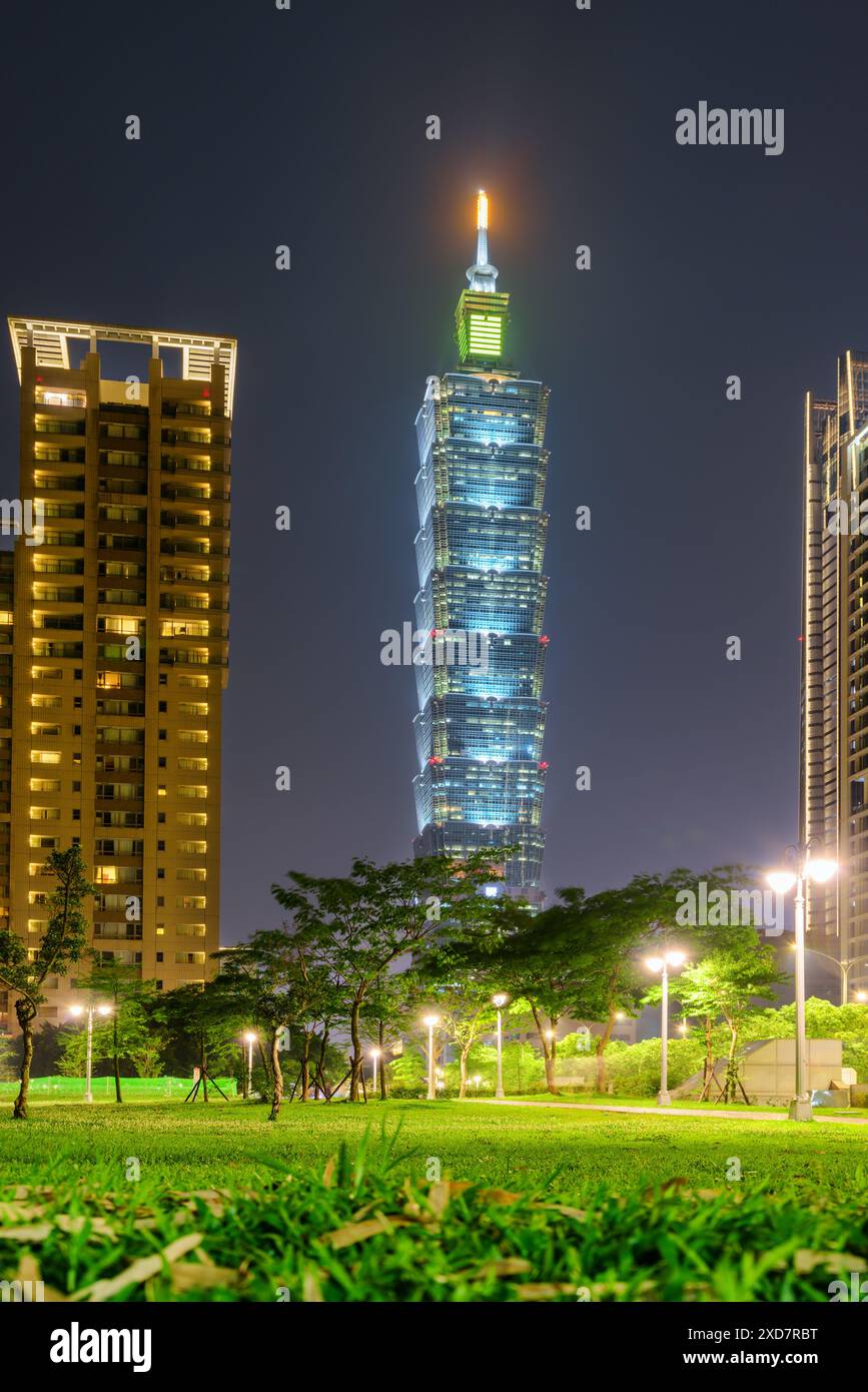 Taipei, Taiwan - 24 aprile 2019: Fantastica vista notturna del Parco Xiangshan, Taipei 101 e dei moderni edifici residenziali. Foto Stock