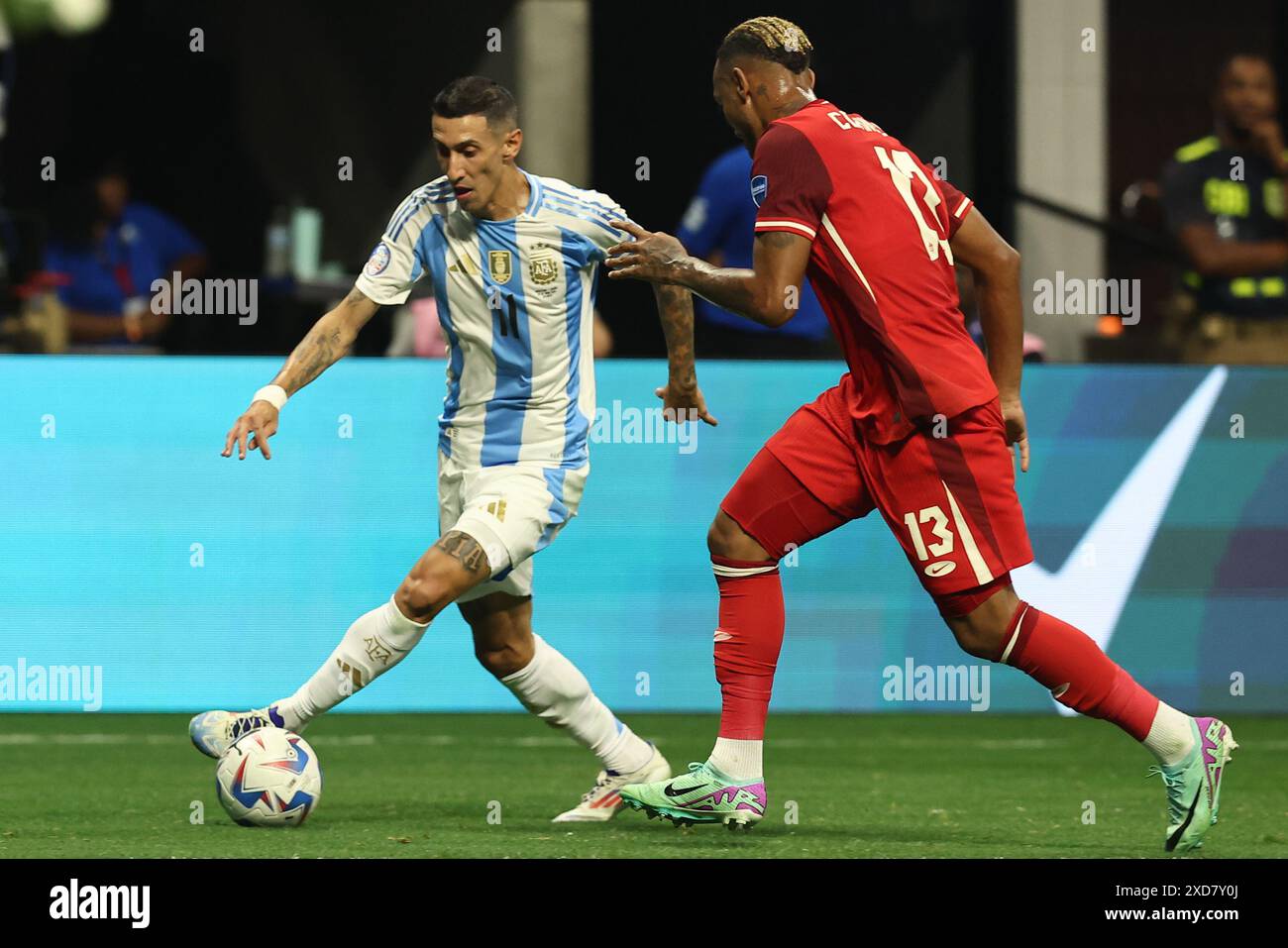 L'attaccante argentino Angel di Maria (L) controlla il suo prossimo difensore del Canada Derek Cornelius durante la Copa America USA 2024, gruppo A, partita di fase del groupe tra Argentina e Canada, allo stadio Mercedes Benz di Atlanta, il 20 giugno 2024. Foto Stock