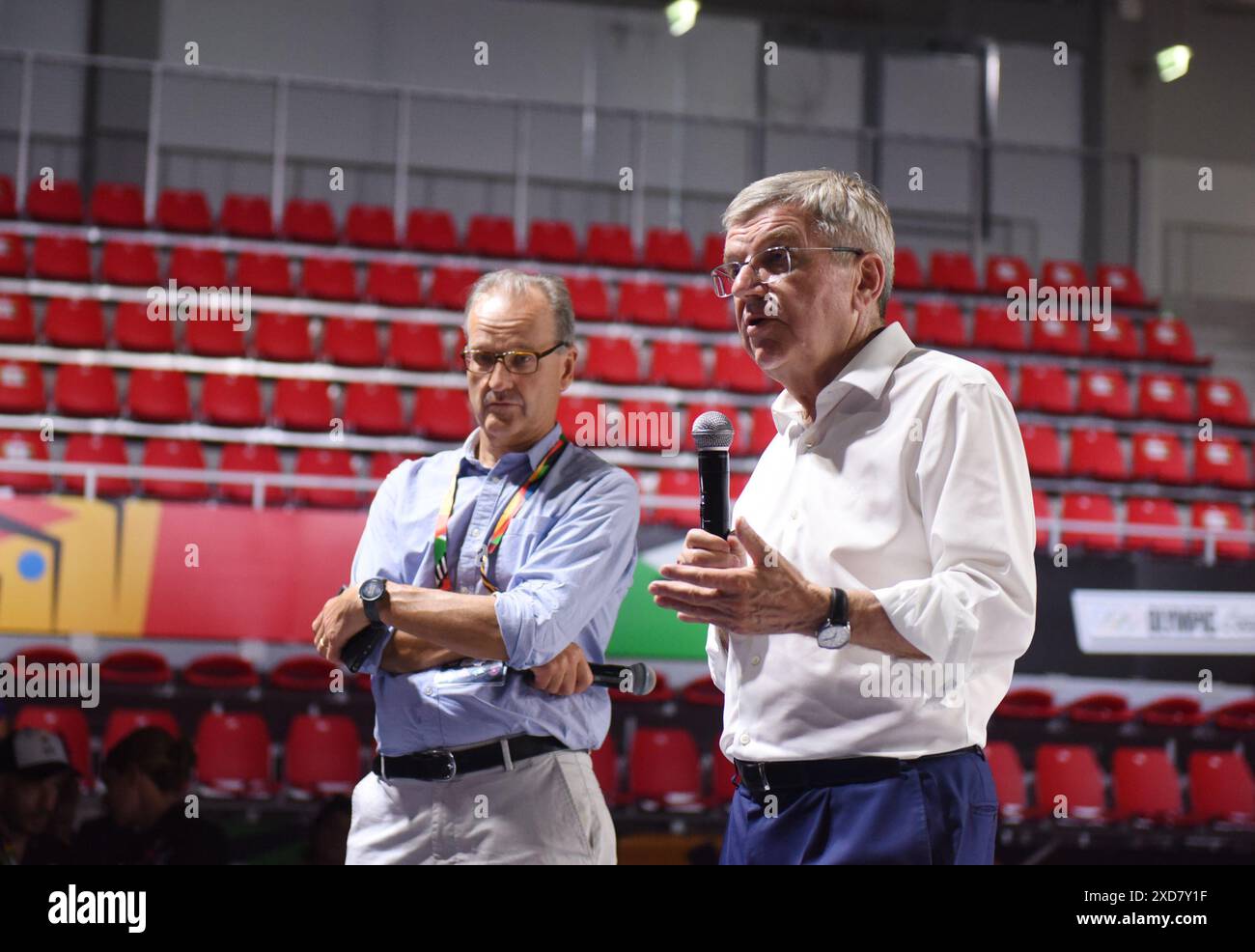 Budapest, Ungheria. 20 giugno 2024. il presidente del Comitato Olimpico Internazionale (CIO) Thomas Bach (R) risponde ai media durante le Olimpiadi di qualificazione a Budapest, Ungheria, 20 giugno 2024. Credito: He Canling/Xinhua/Alamy Live News Foto Stock