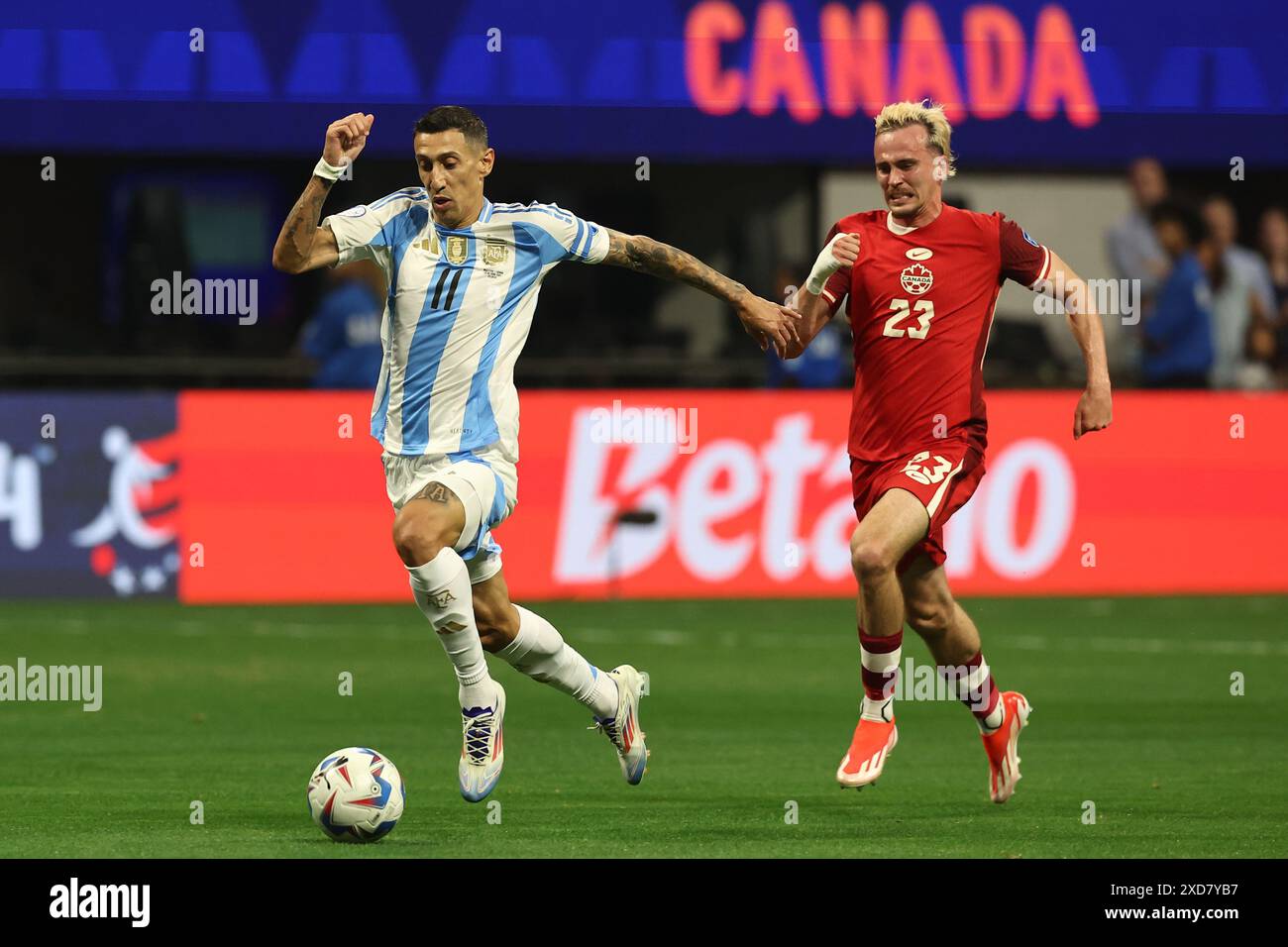 L'attaccante argentino Angel di Maria (L) controlla il pallone oltre l'attaccante canadese Liam Millar durante la Copa America USA 2024, gruppo A, partita di fase del groupe tra Argentina e Canada, allo stadio Mercedes Benz di Atlanta, il 20 giugno 2024. Foto Stock